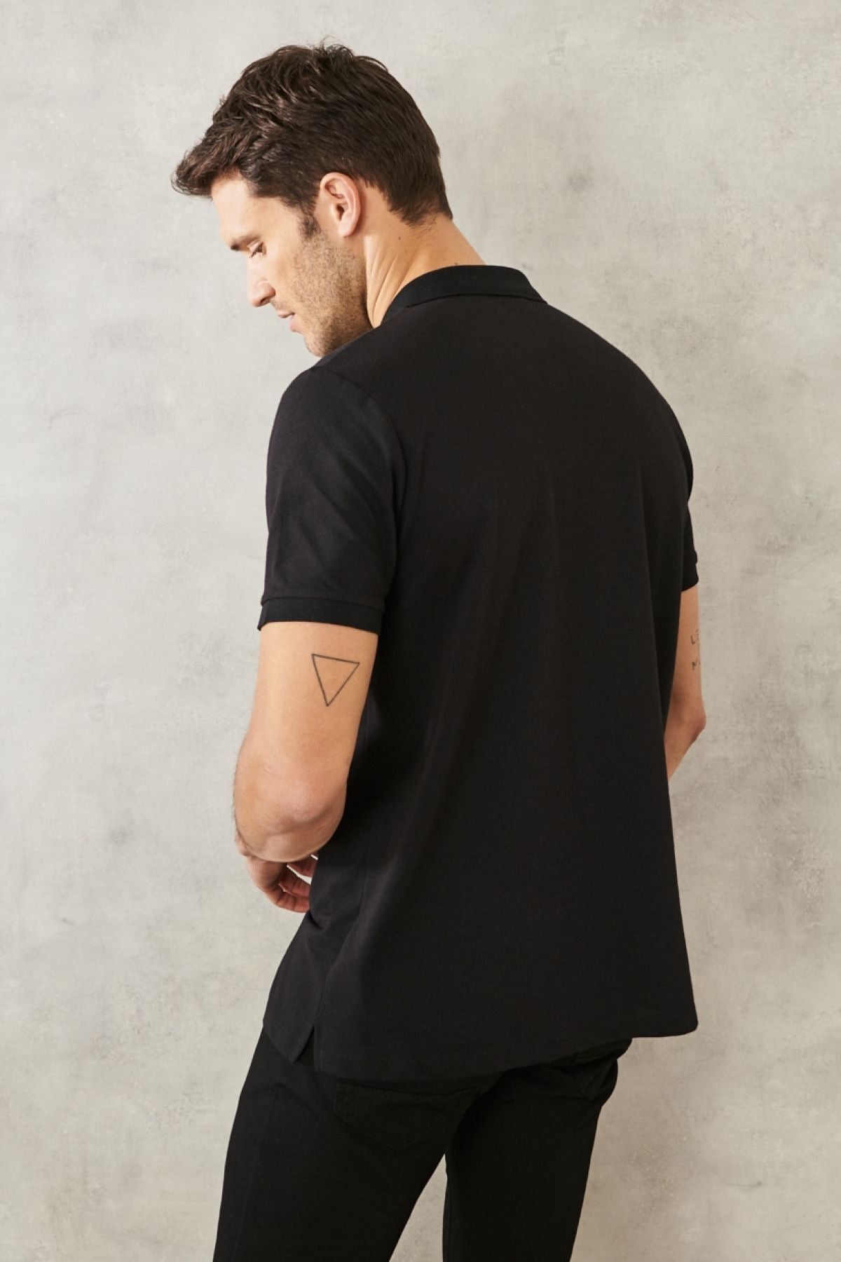 Men-Plugging Cotton Fabric Slim Fit Narrow Cutting Jet Black Curled Polo Yaka T-shirt