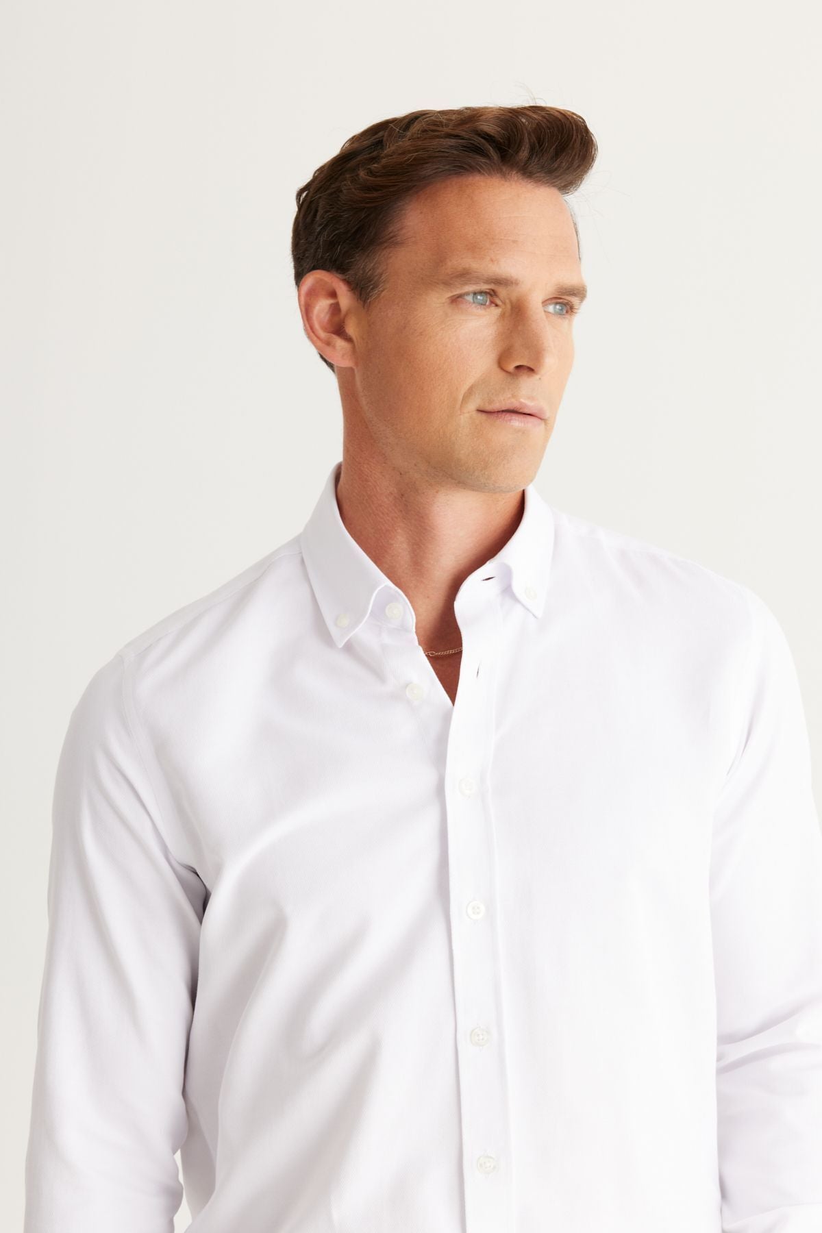 Men's white easy ironable slim fit narrow cut Oxford buttoned collar Acolved cotton shirt