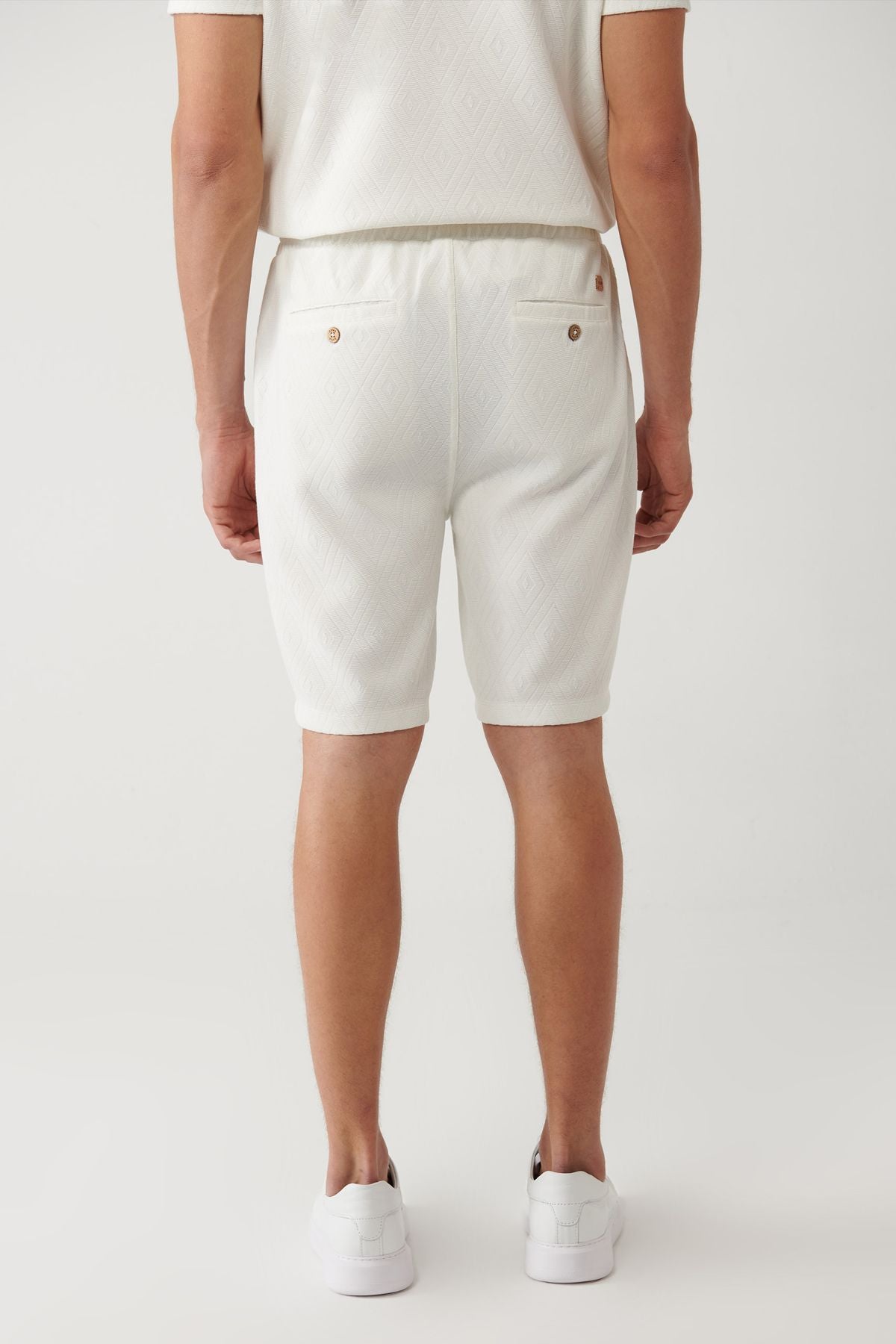 Men's white side with baklava motifs with jacquard shorts A41y3640