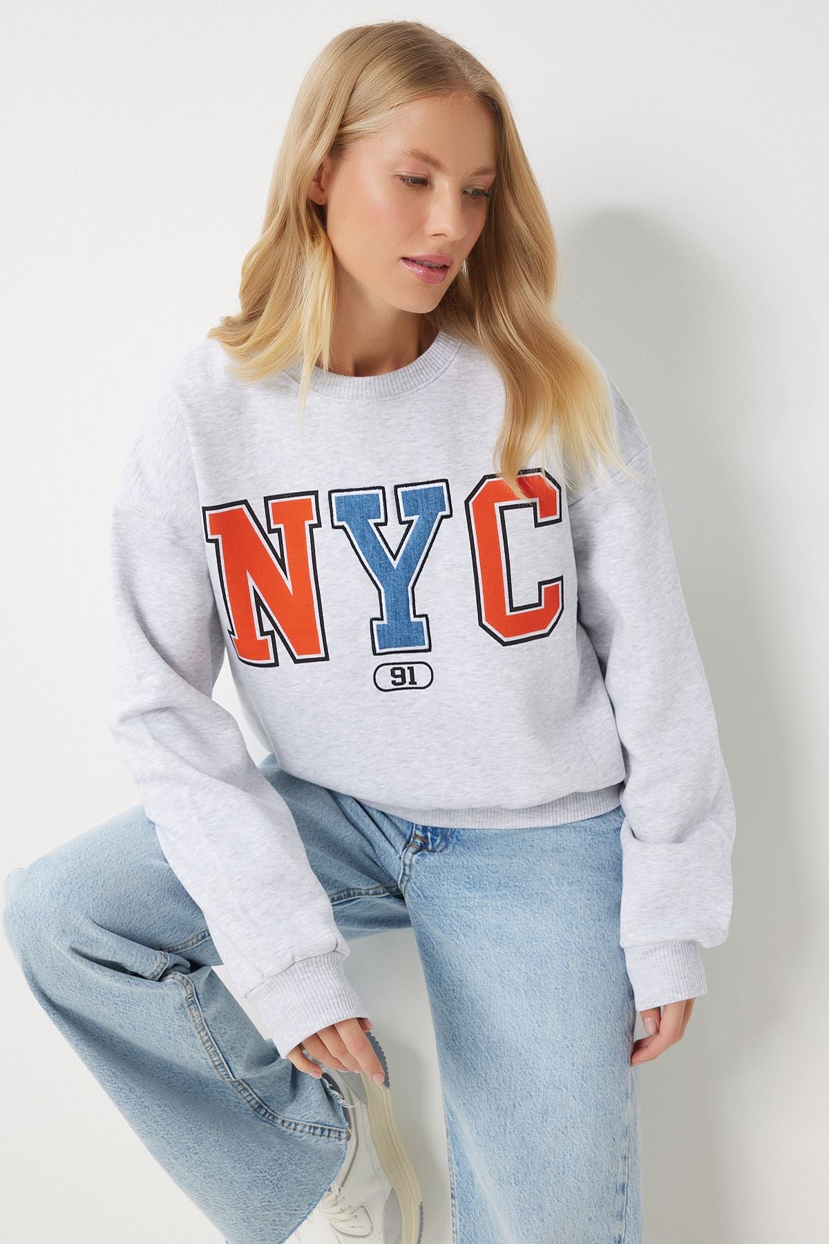 Female Gray Slogan Crourage Sweatshirt MP00028
