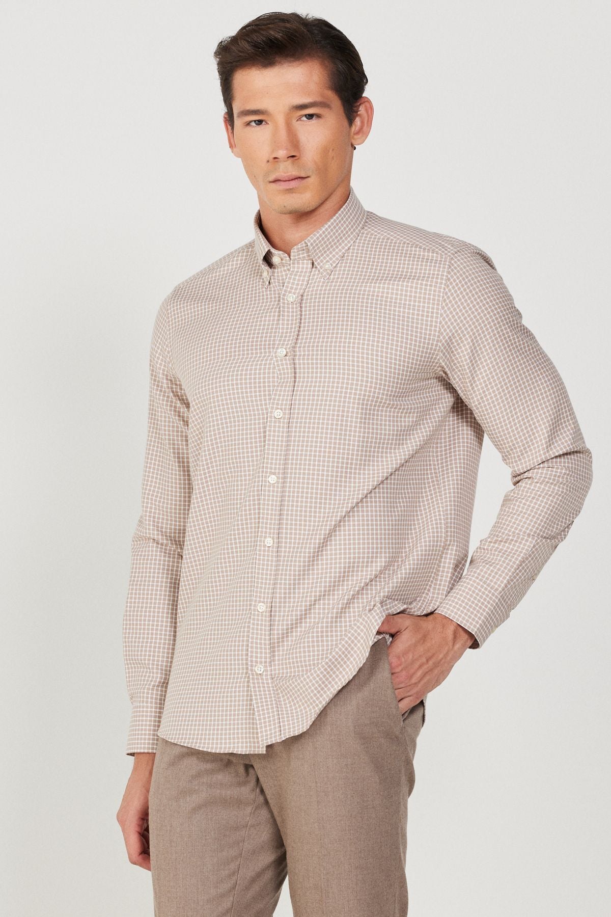 Men's beige-white slim fit narrow cut buttoned collar cotton checkered shirt