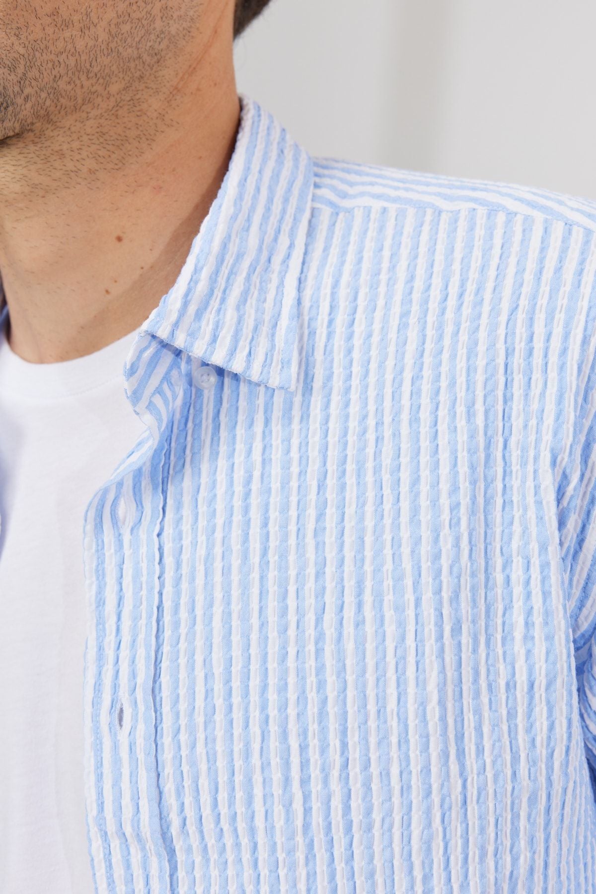 Men's white-blue slim fit narrow cut hidden button collar cotton striped shirt