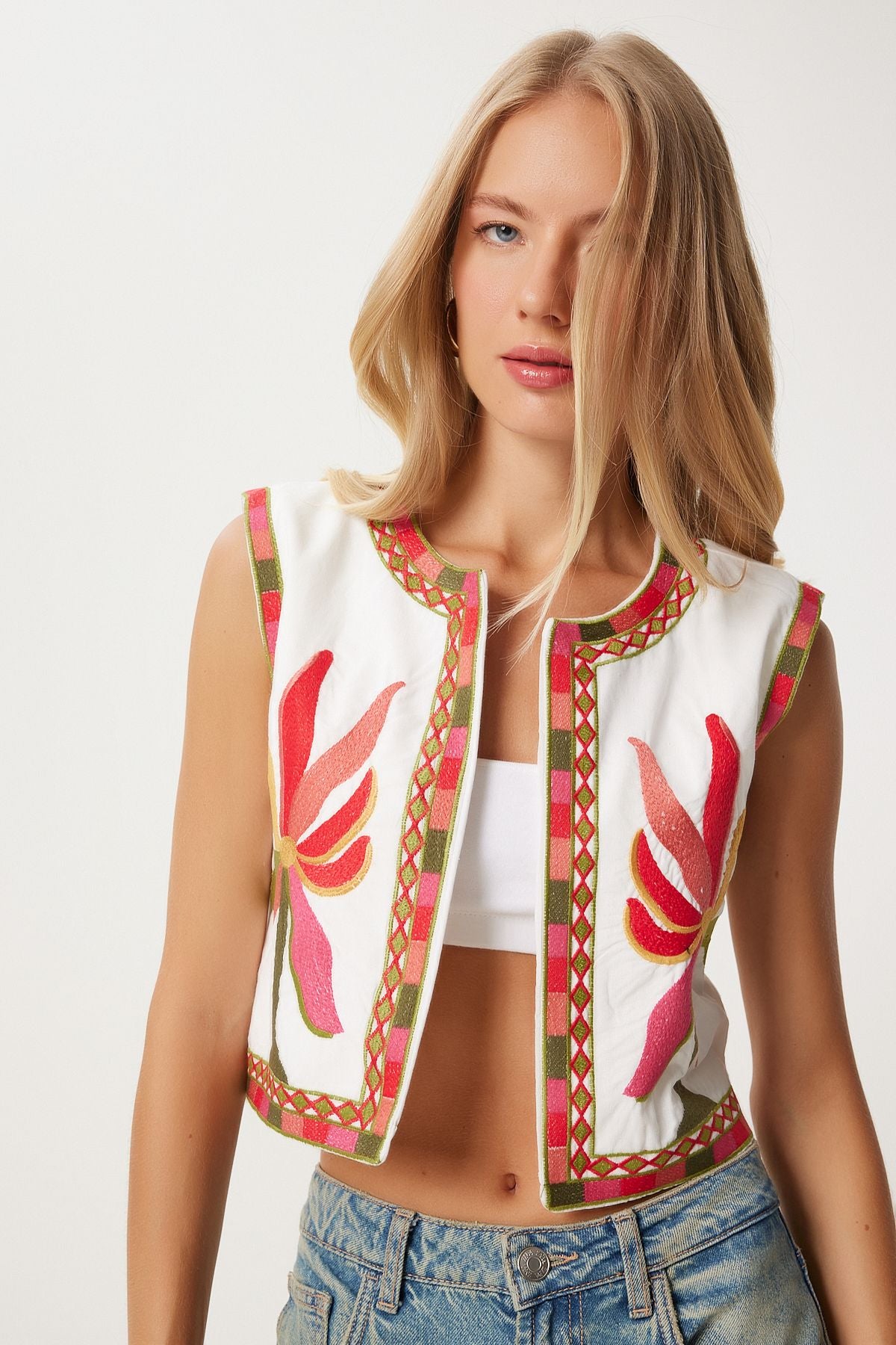 Woman Ekru Red Embroidery Detailed Crop Kinen Vest QS00001