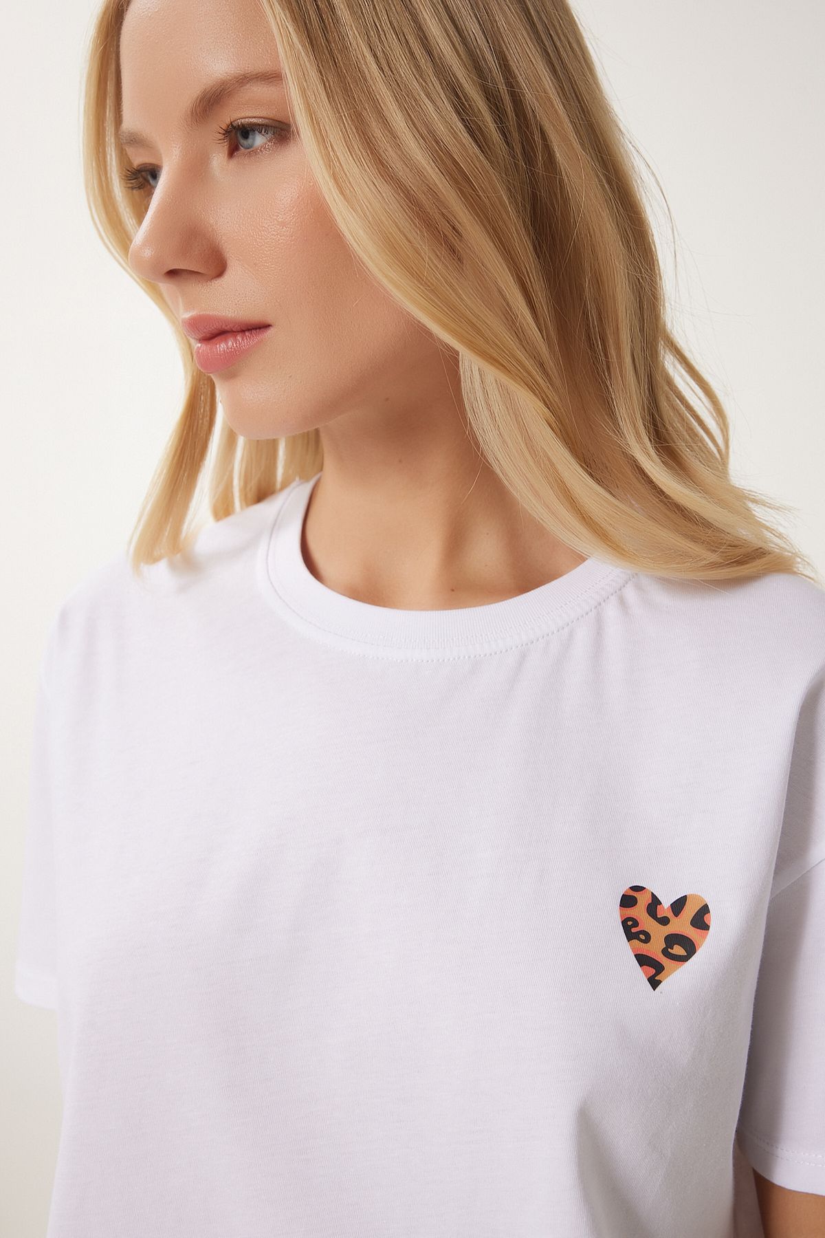 Woman White Heart Printed Cotton Short Knitting T-Shirt AN00224