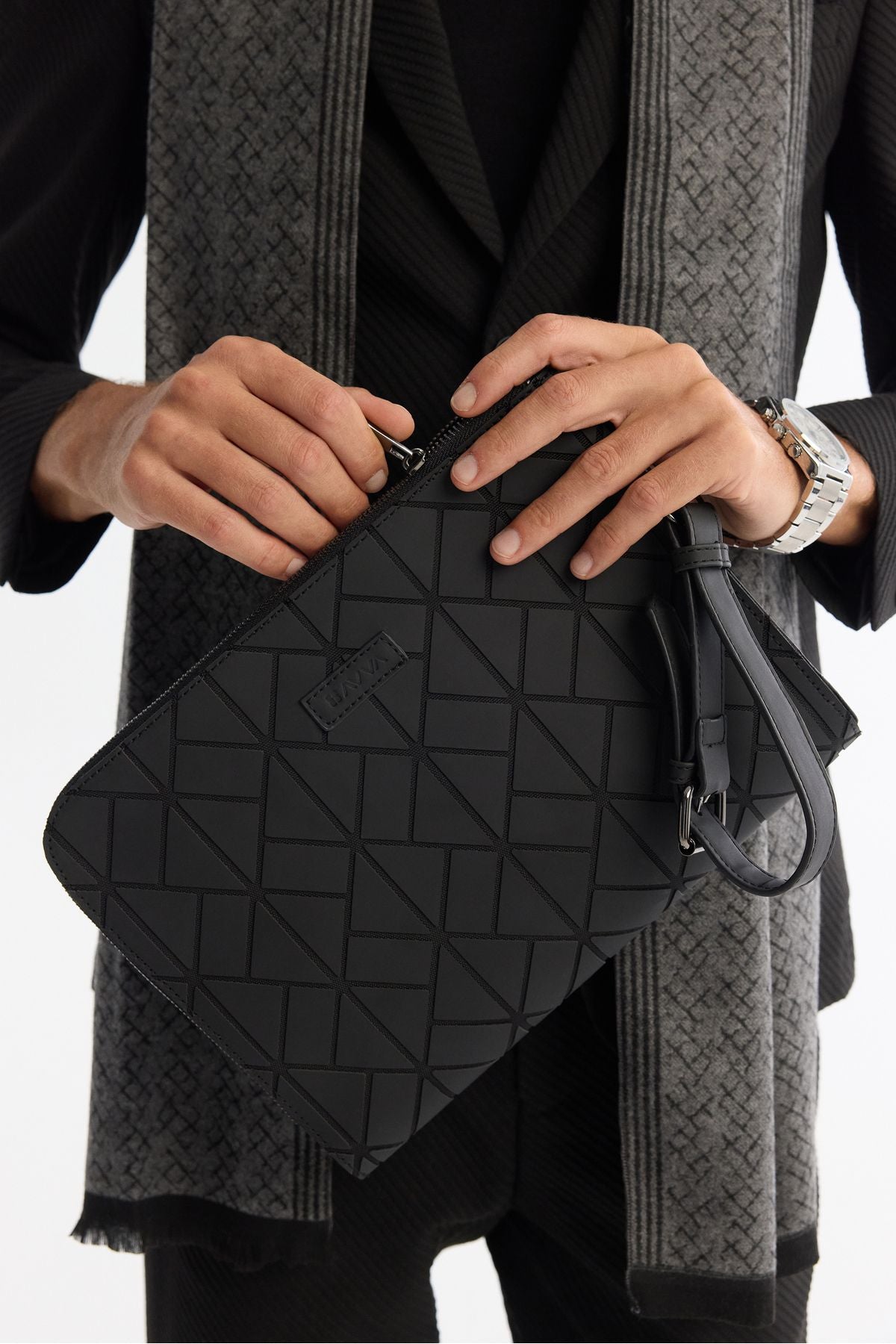 Men's black zipper closing handbag A42y9102