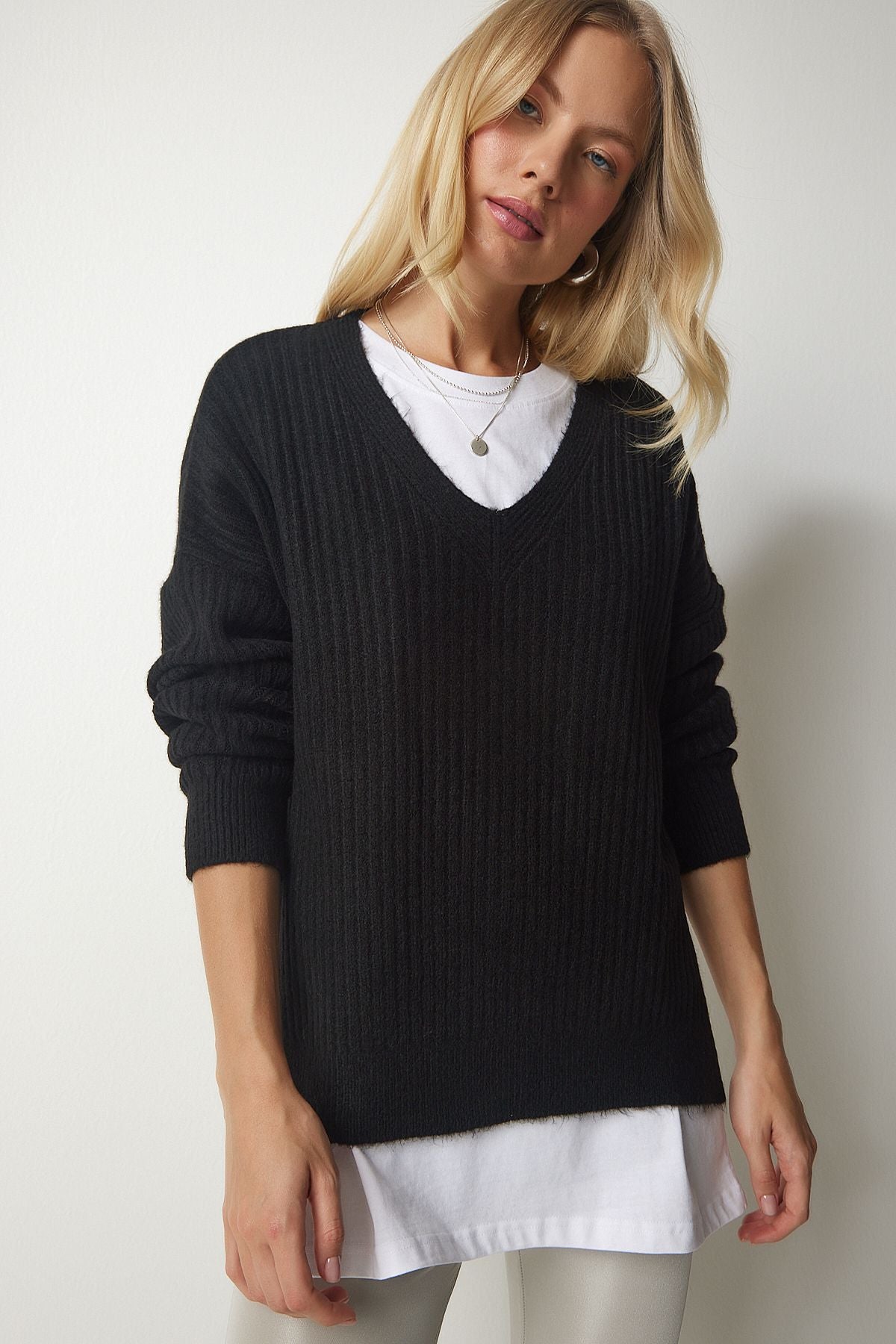 Woman Black V -Neck textured knitwear sweater pf00011