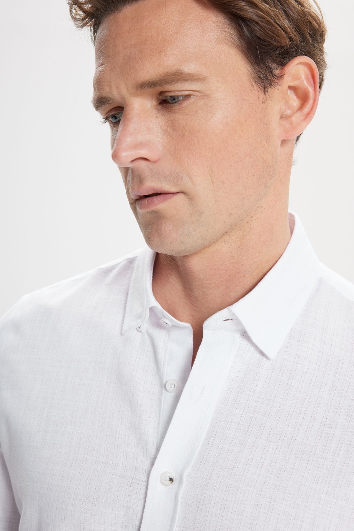 Men's white 100 %cotton slim fit narrow cut hidden buttoned collar linen -looking pennant shirt