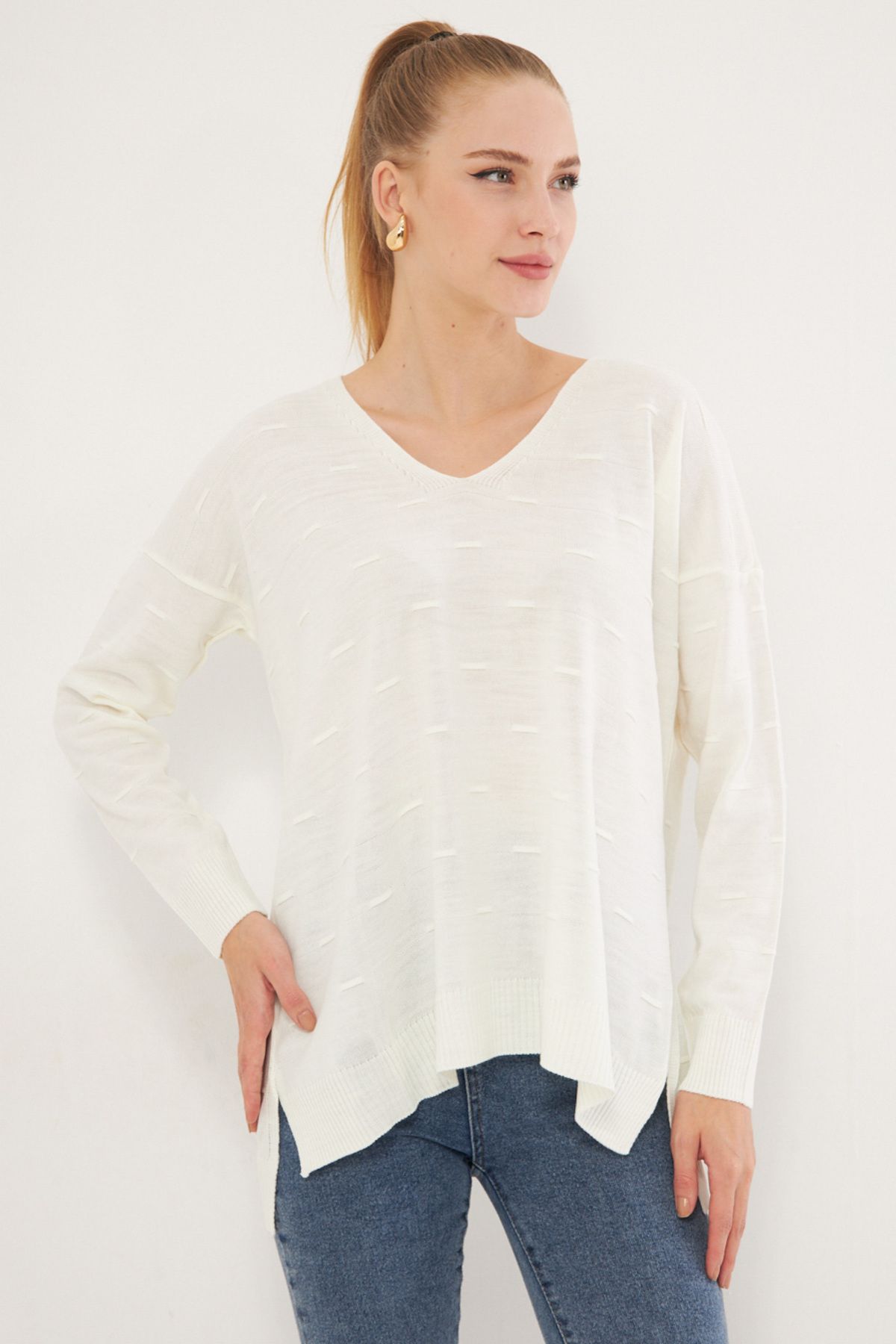 Women's Cream V-Neck Self-Patterned Knitwear Sweater Arm-25k012011