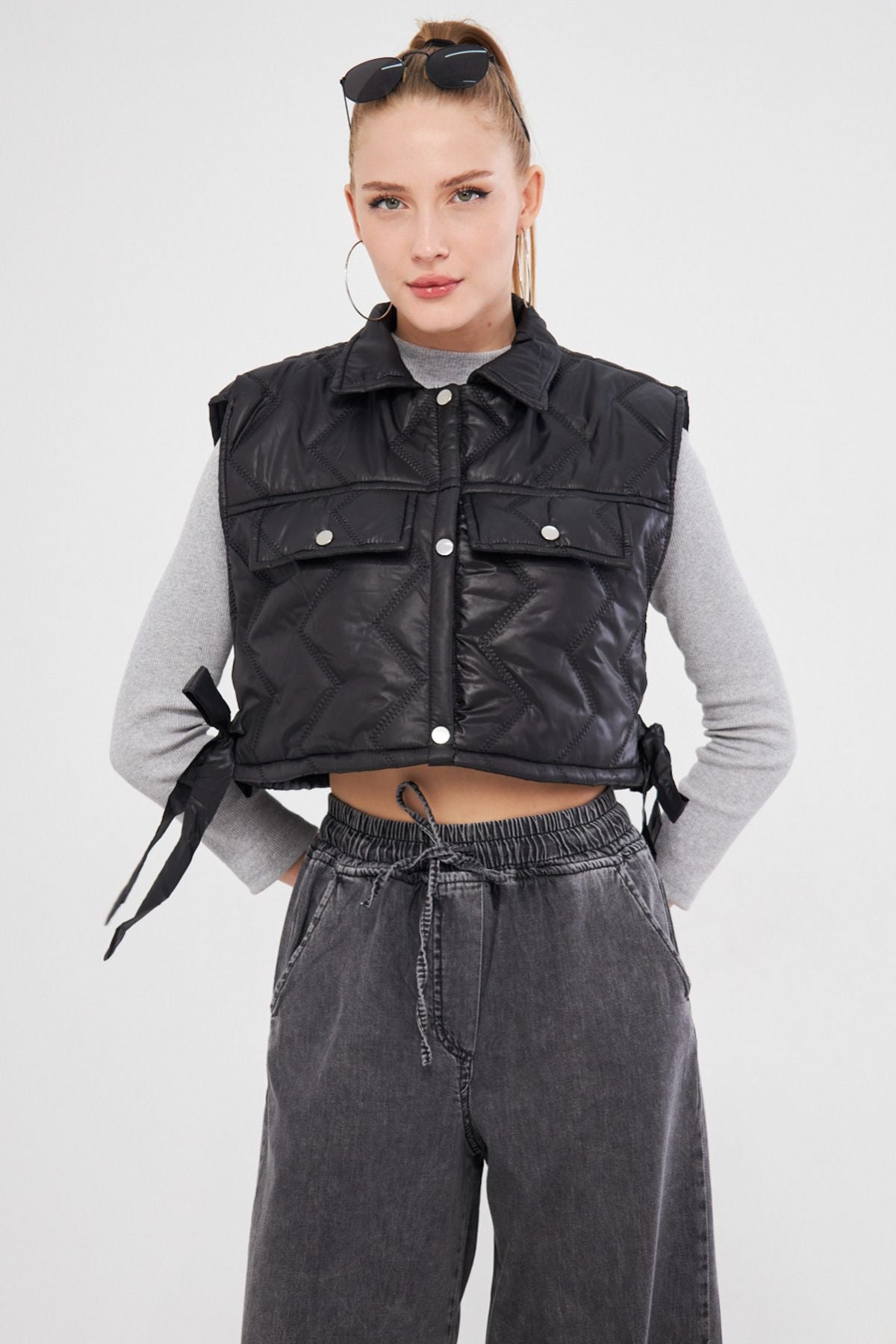 Female Black Sides Connecting Detailed Pocket Crop Vest ARM-25K025007