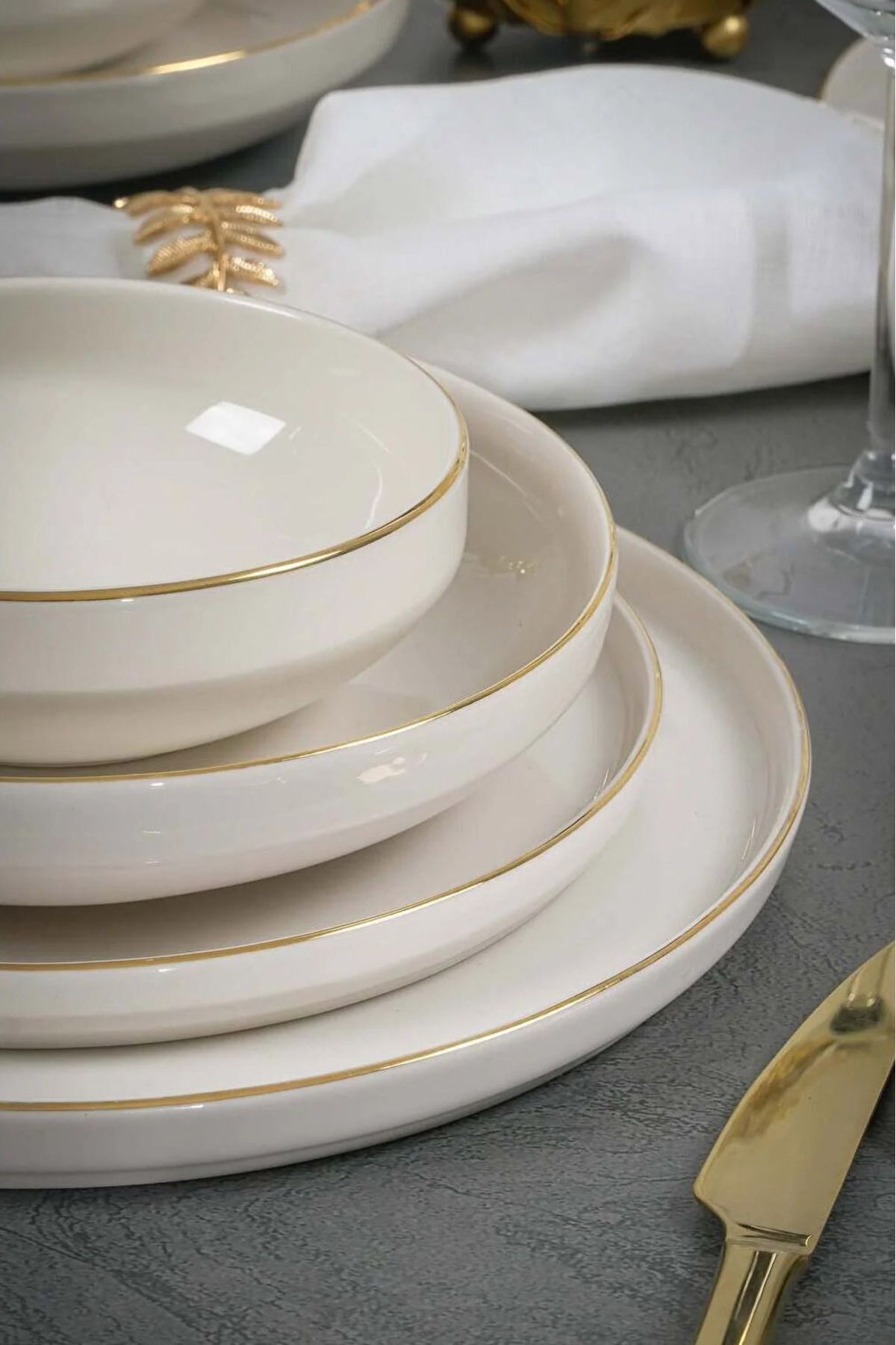 Dream Gold Gilder 24 Piece 6 Person Porcelain Dinner Set Broken White