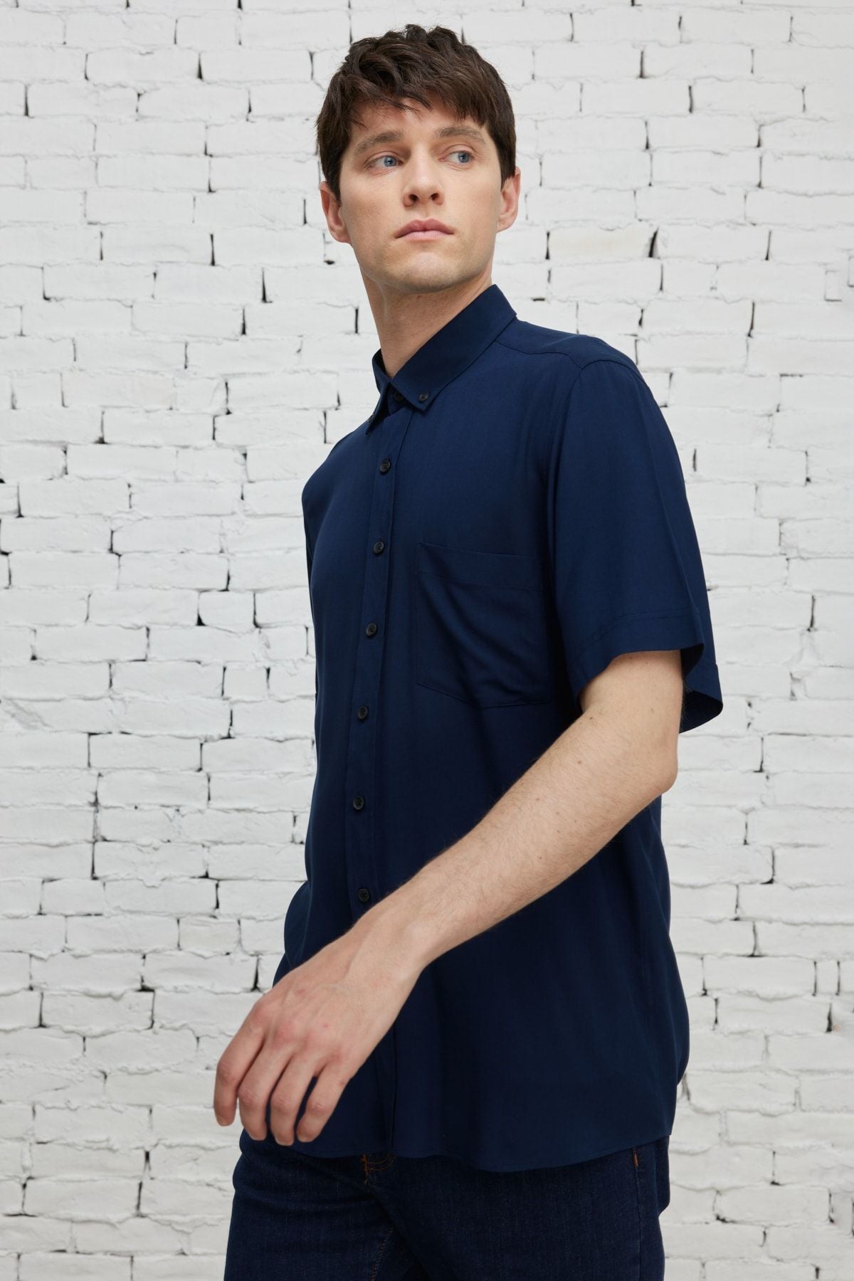 Men's navy blue slim fit narrow cut buttoned shirt with short sleeve pockets