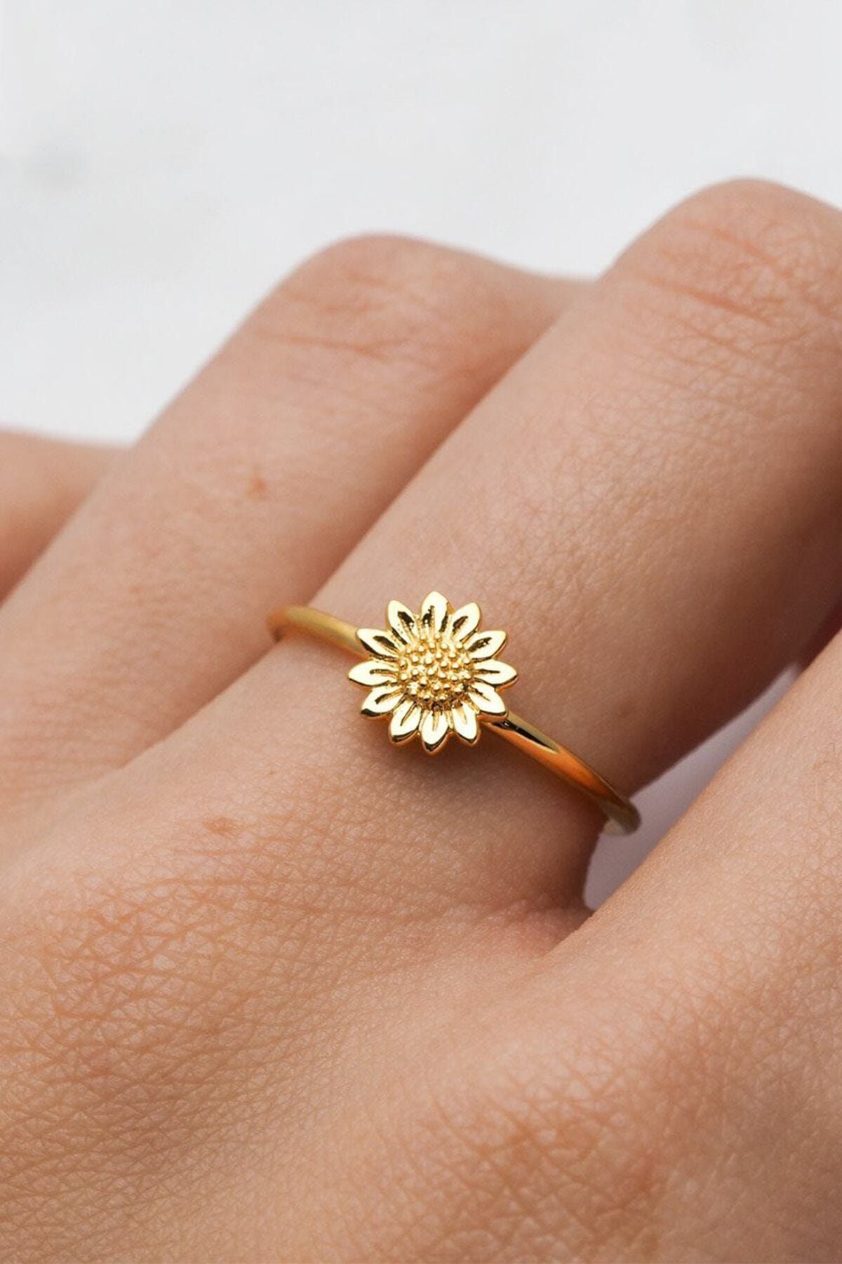Adjustable Woman with Daisy Motif 14 K Gold Plated Ring