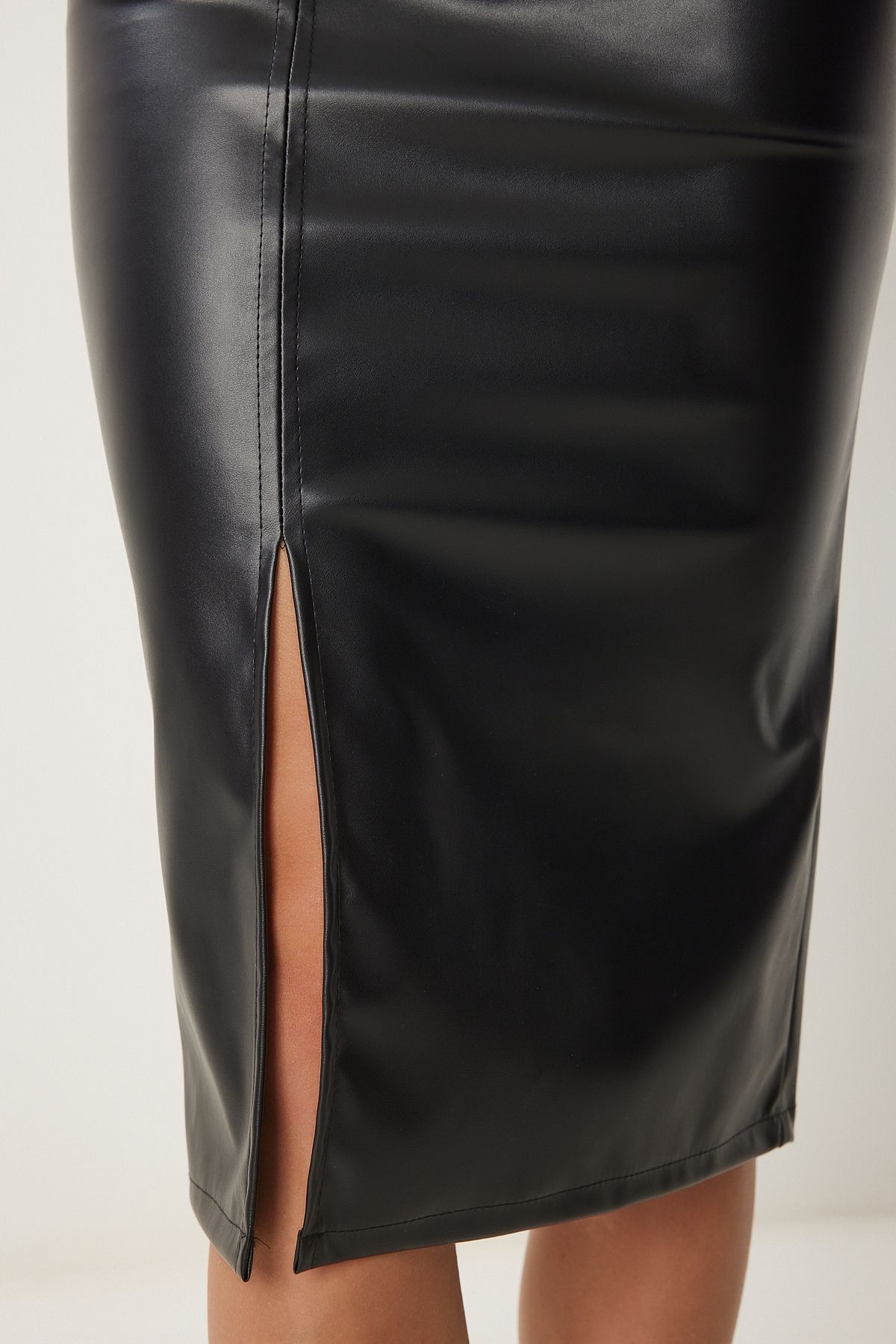 Female black slit artificial leather pencil skirt gp00015