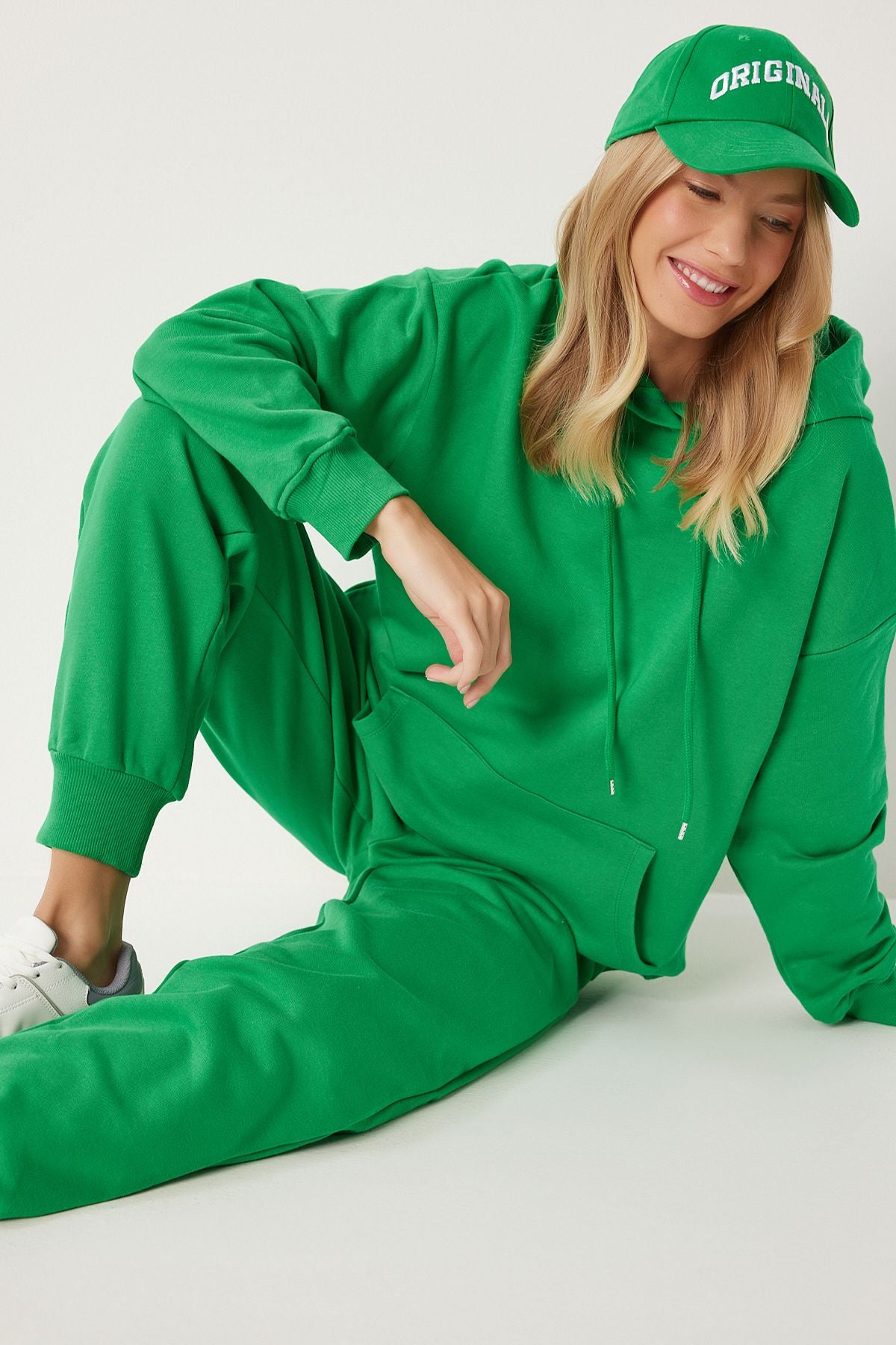 Sweatshirt jogger with women's green hoods.