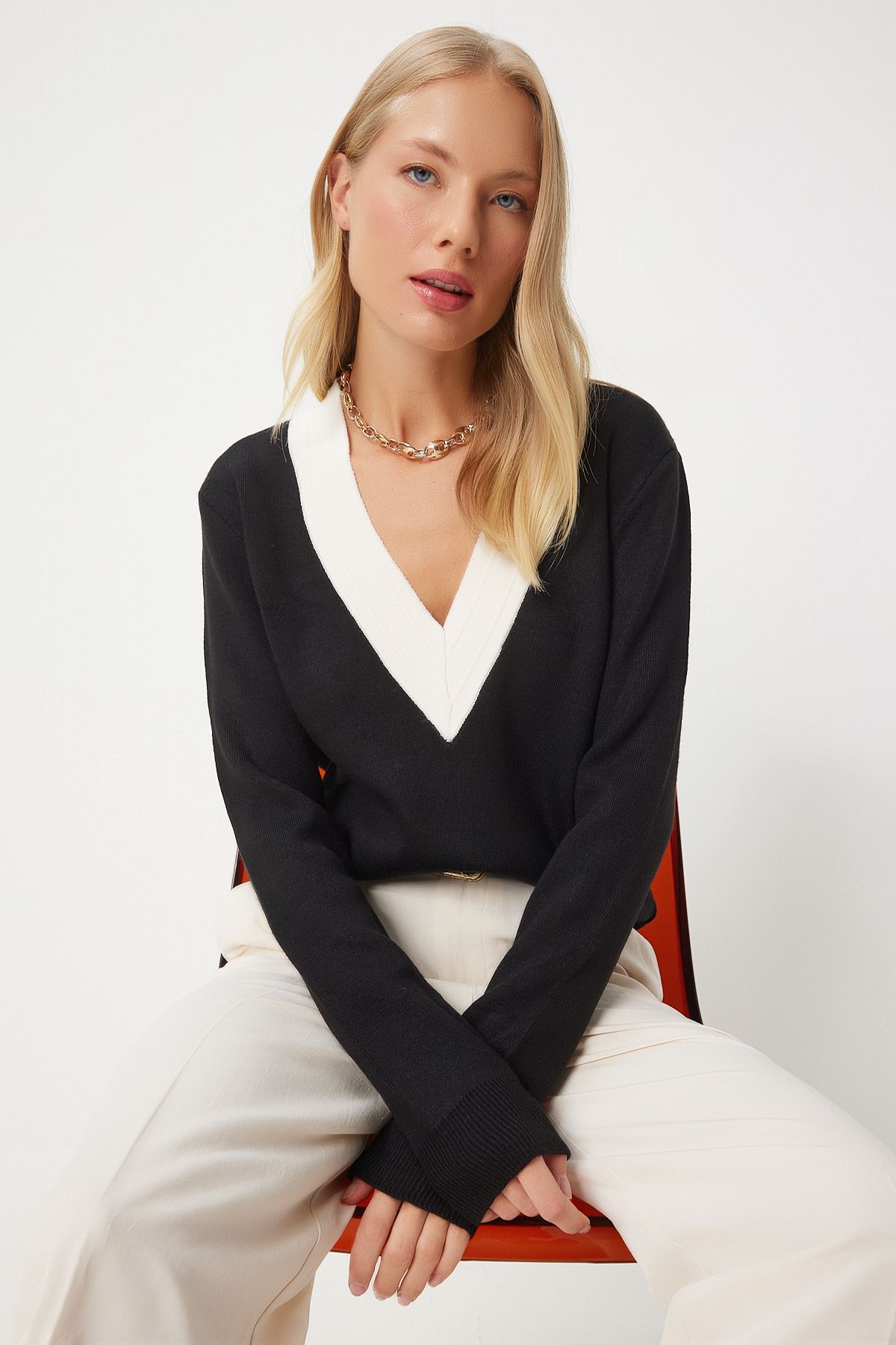 Female Black Contrast V -Yaka Knitwear Sweater US00924