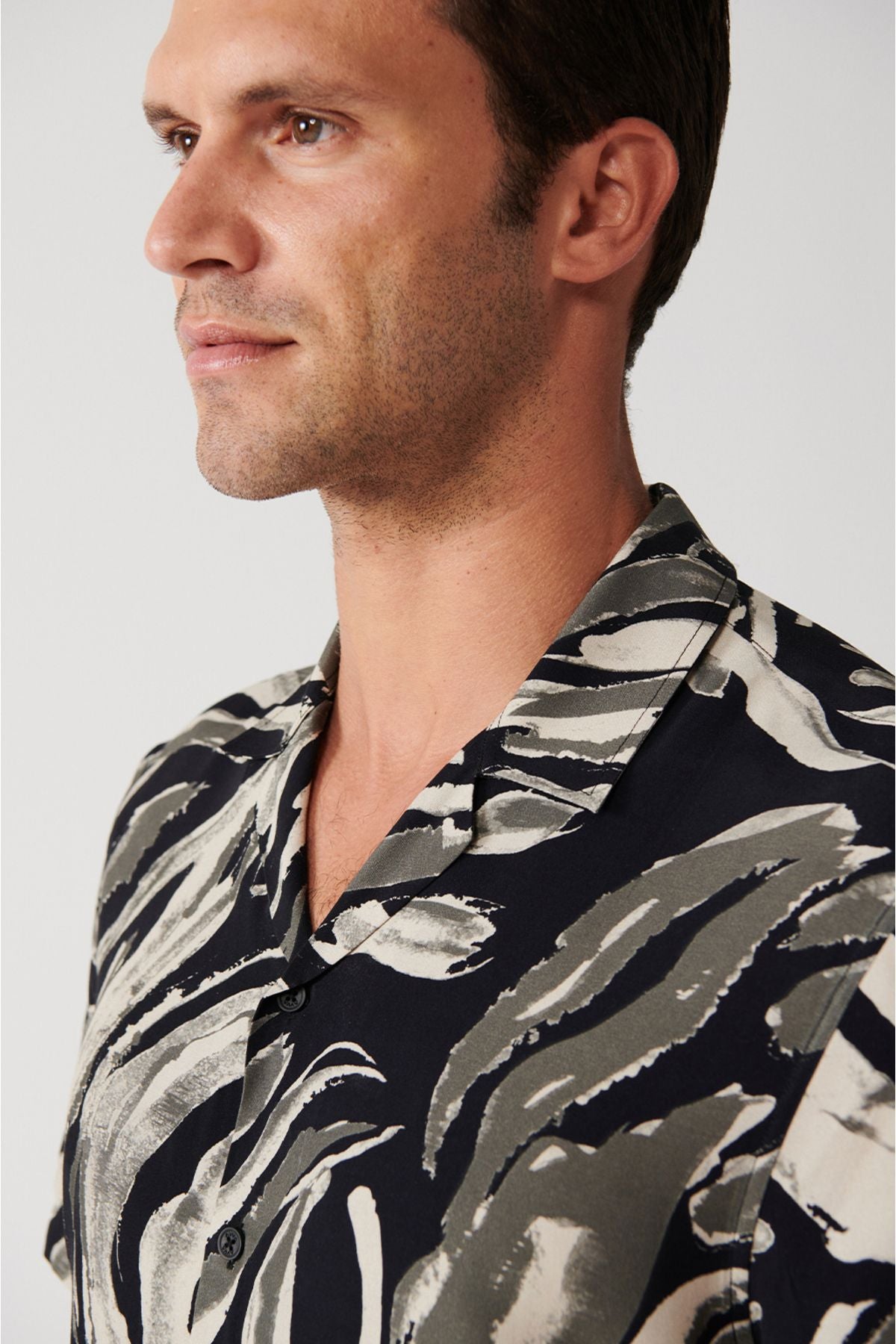 Men's black viscose Cuba collar leopard patterned short sleeve shirt A31y2195