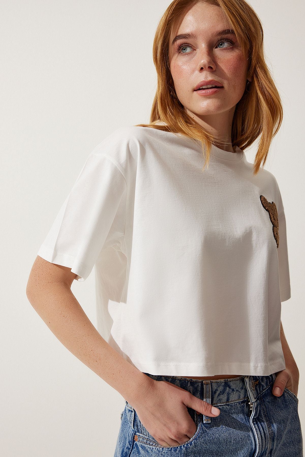 Kadın Ekru Ayıcık Armalı Crop Örme T-Shirt HF00455