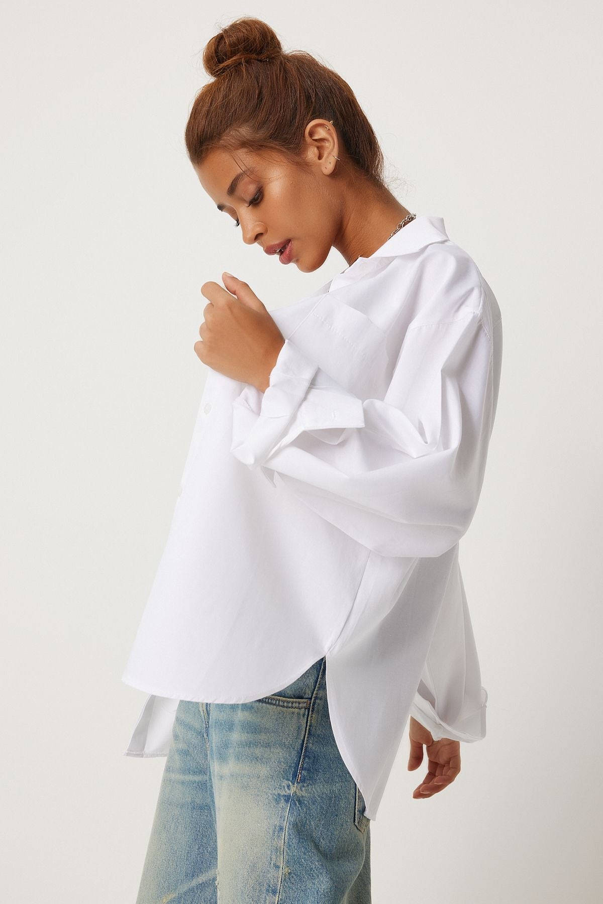 Woman with white pocket overwheel shirt FN03248