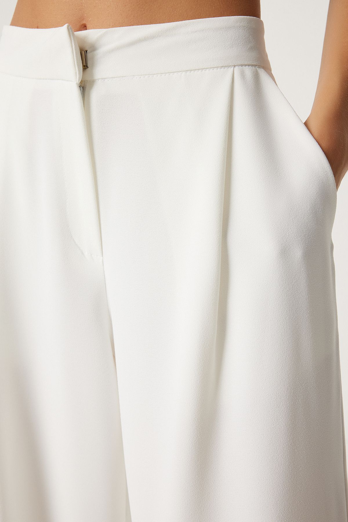 Woman White Pleated Weaving Palazzo Pants UL00038