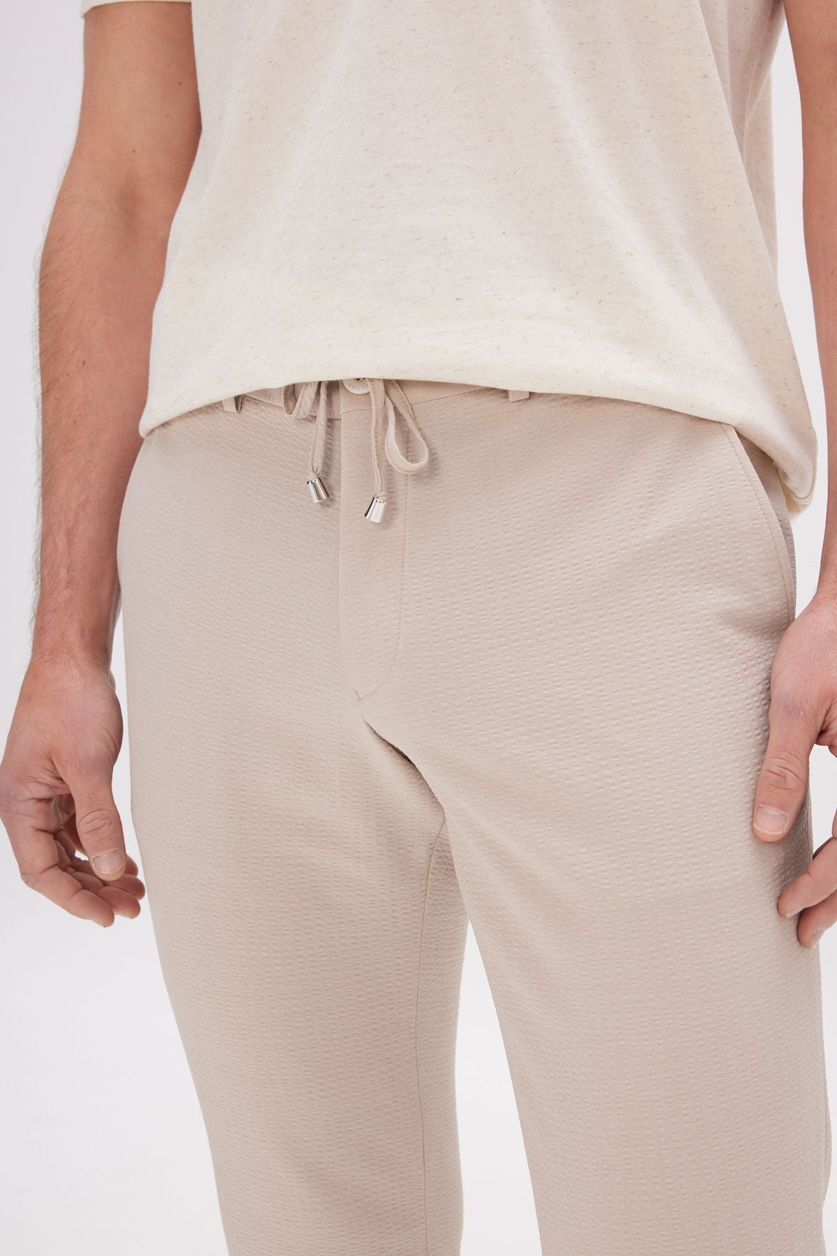 Men's Beige Slim Fit Narrow Cutting Waist Tied Side Pocket Wafer Patterned Pants