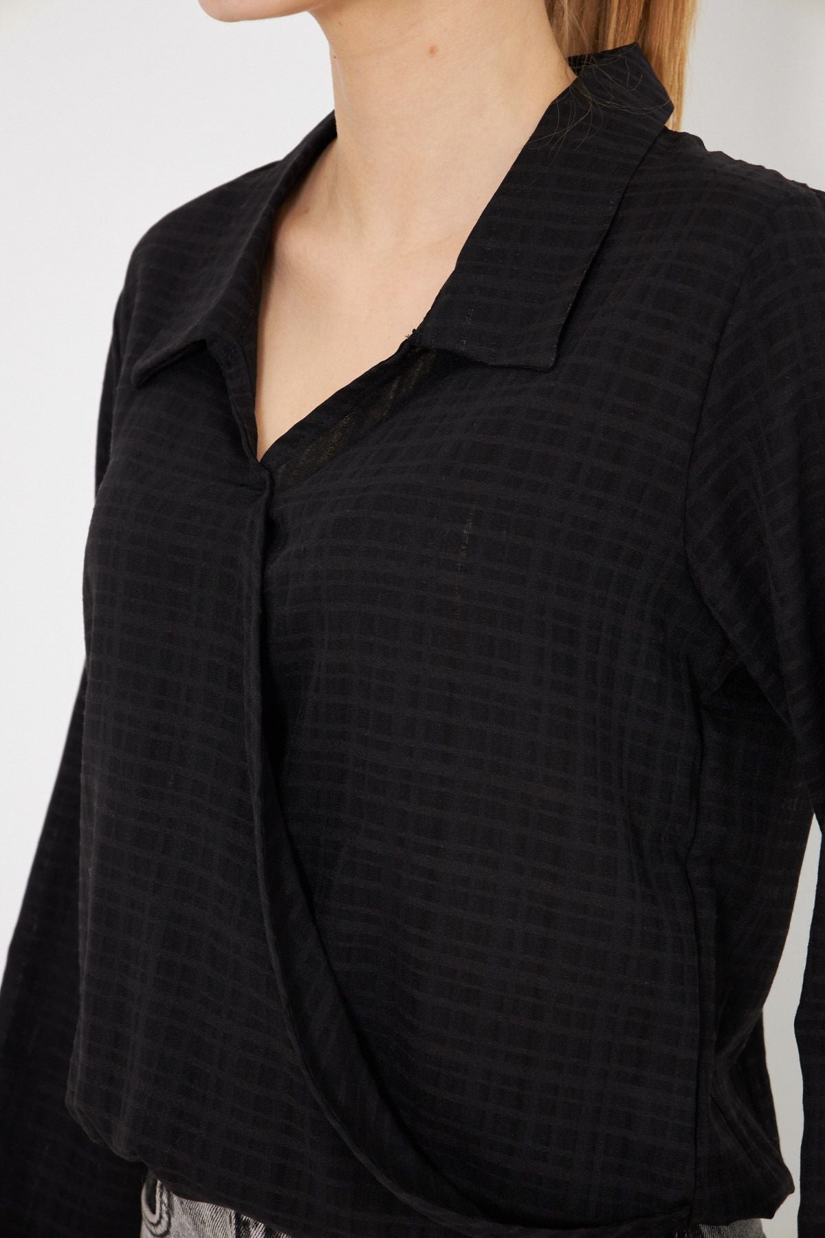 Female black arm and waist-tire-collar cruve blouse ARM-25K001041