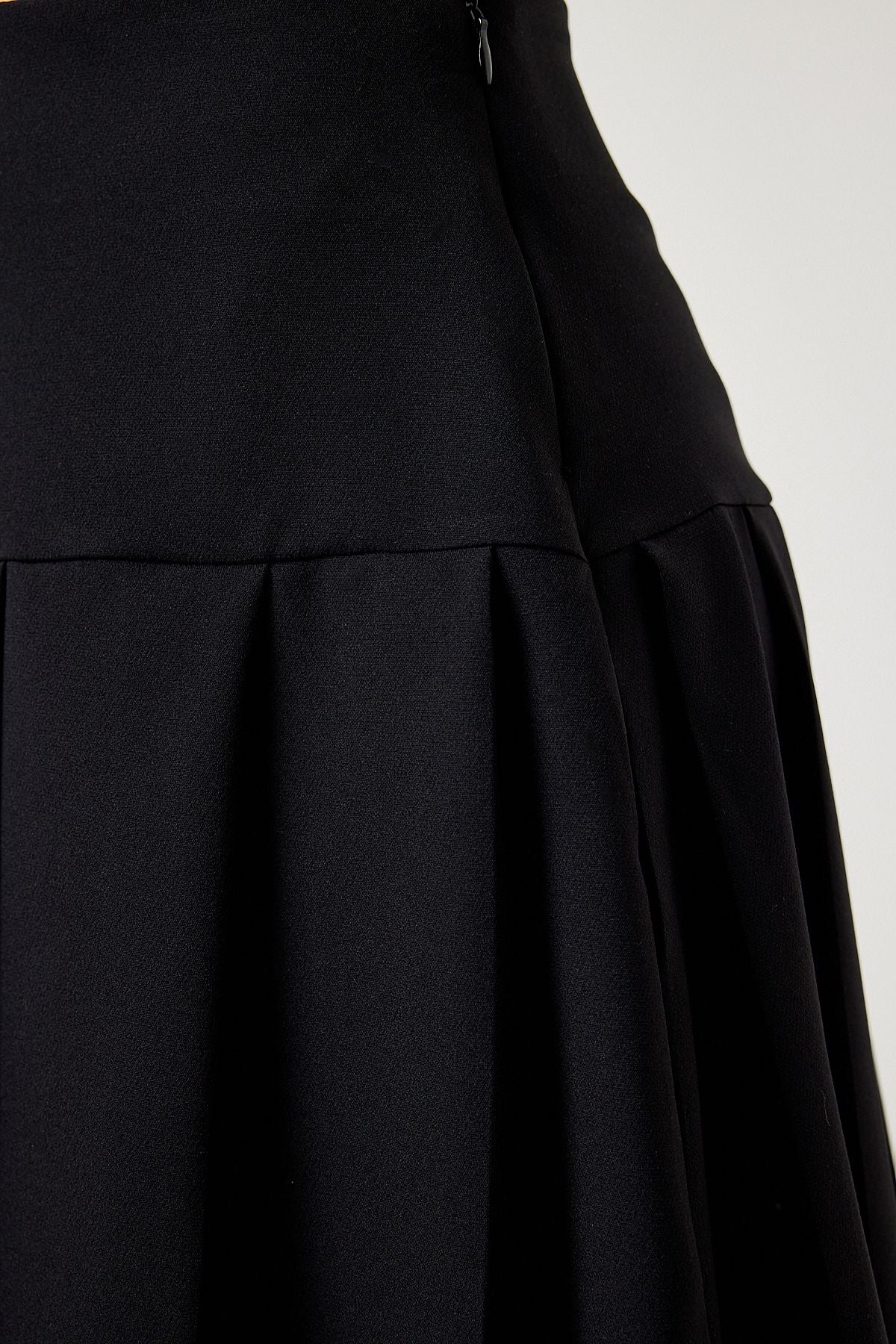Female black pleated mini weaving skirt RV00158