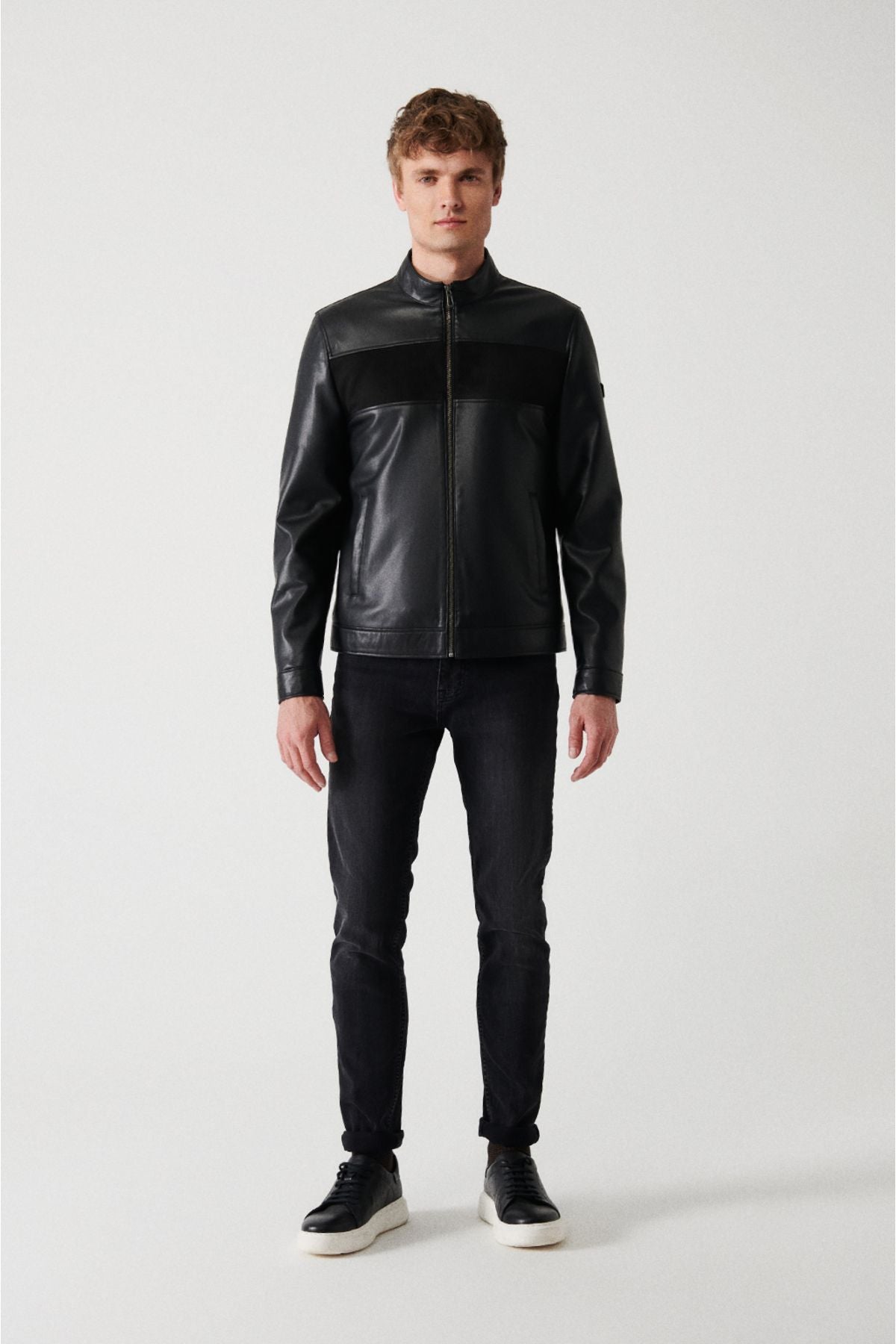 Men's black upright neck in front of the coat-essential-looking Mont A32y6037