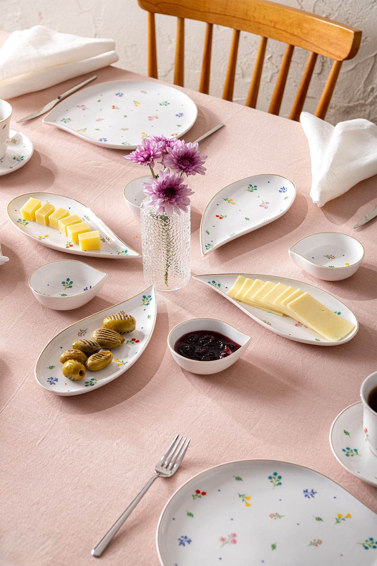 Daisy Porcelain 32 Piece 6 Person Breakfast Set