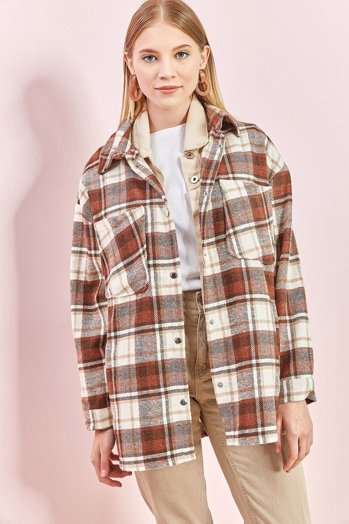 Behind the woman Rubalı plaid pattern shirt
