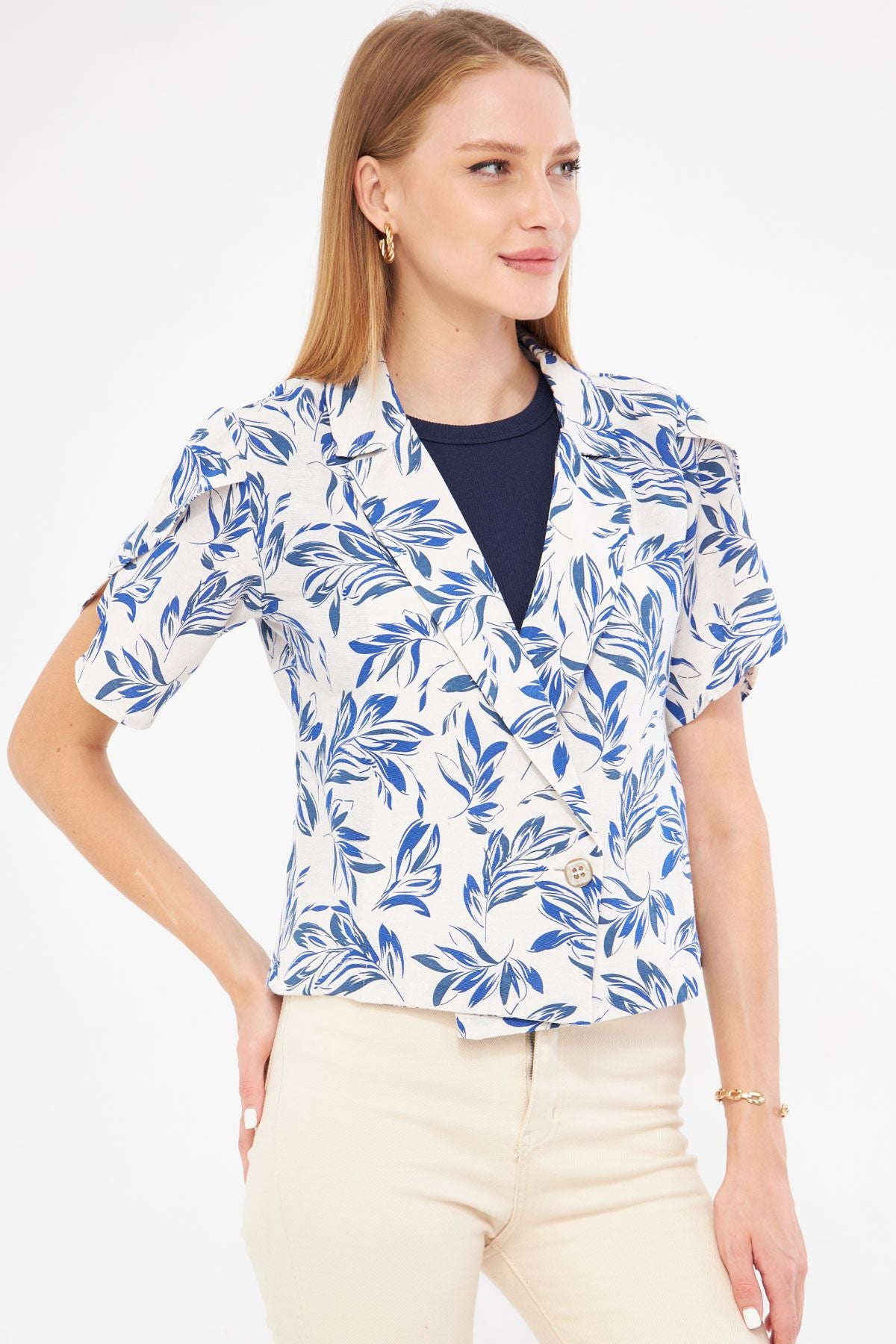 Female Laci-Saxes Linen-Looking Patterned Band Slit Crop Short Sleeve Jacket ARM-24Y001095