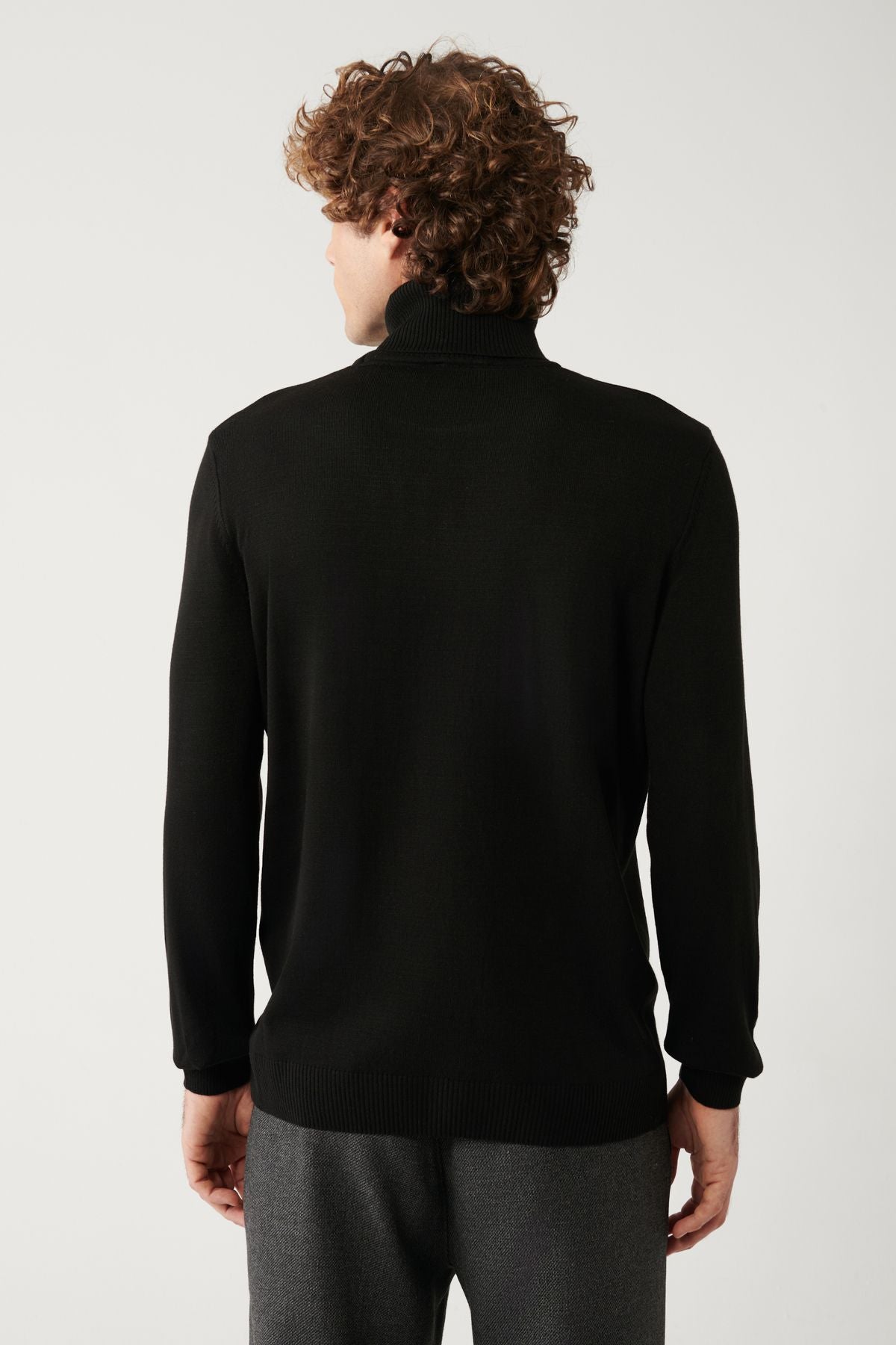 Men's black full fisherman collar feathered knitwear sweater E005002