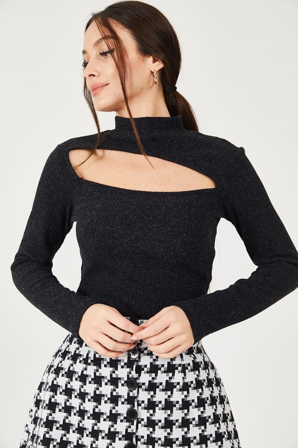 Female black chest decollete knitwear sweater ARM-21K001062