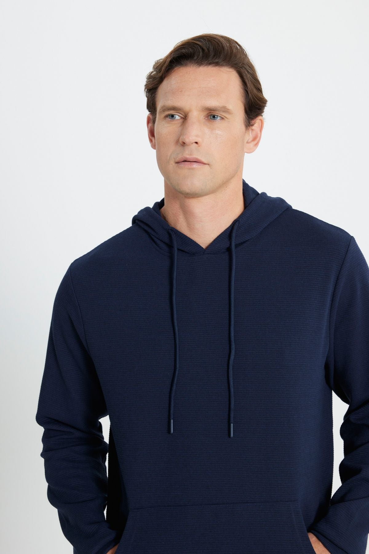 Men's navy blue standard fit normal cutting hooded ottoman patterned pocket sweatshirt