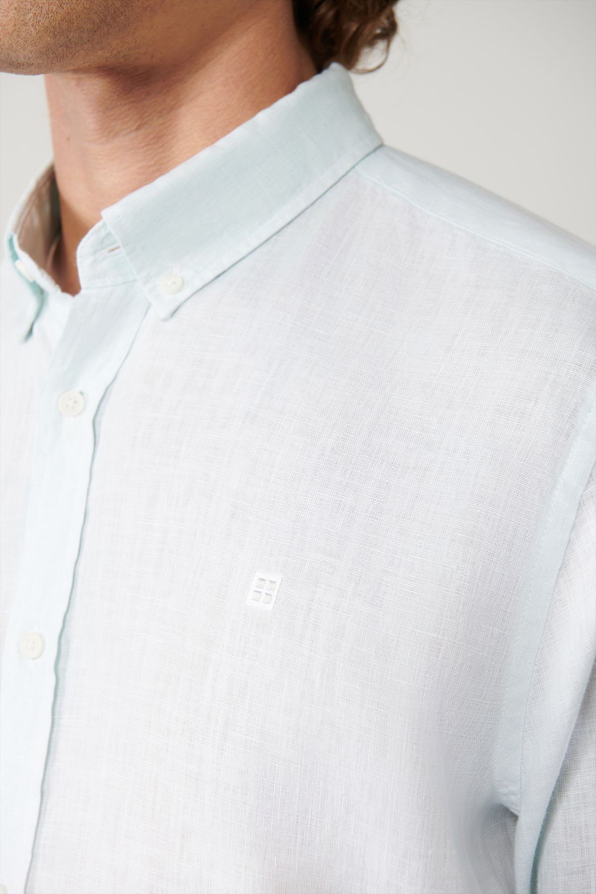 Men's light blue button collar 100 %linen shirt A41y2195