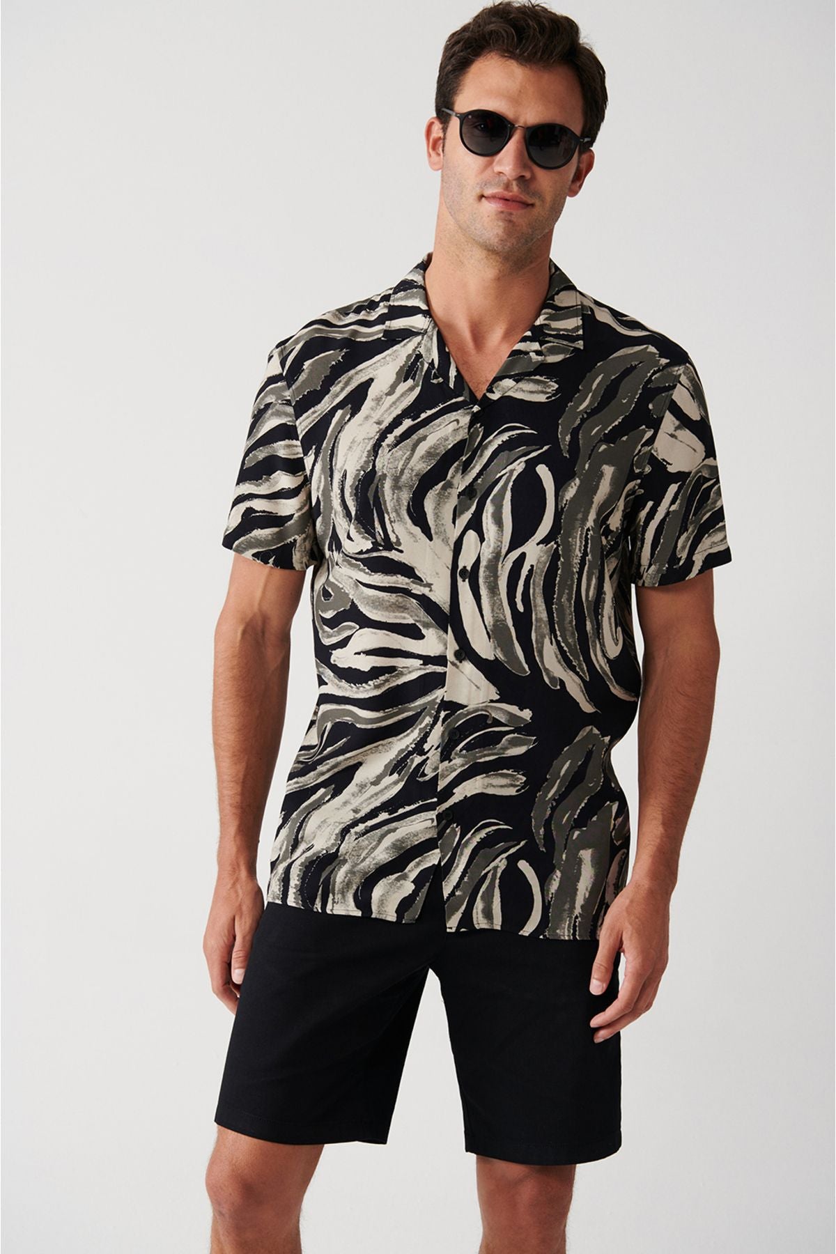 Men's black viscose Cuba collar leopard patterned short sleeve shirt A31y2195