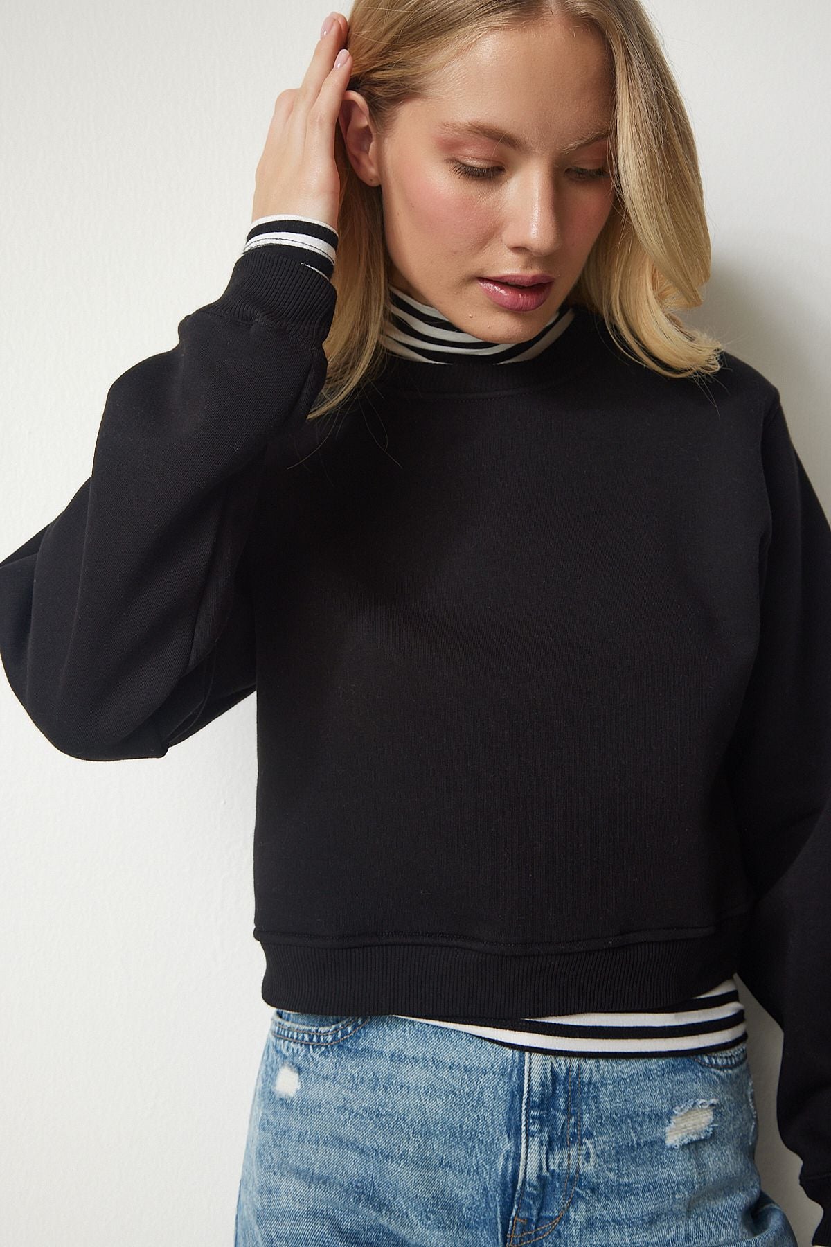 WOMEN BLACK CROP SWEATSHIRT UB00178