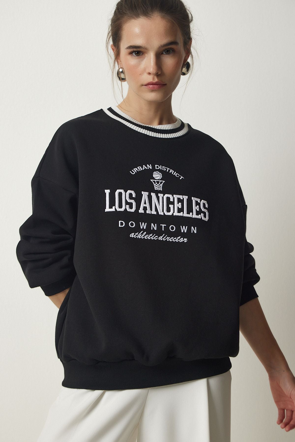 Woman Black Embroidered Red Sweatshirt HF00447