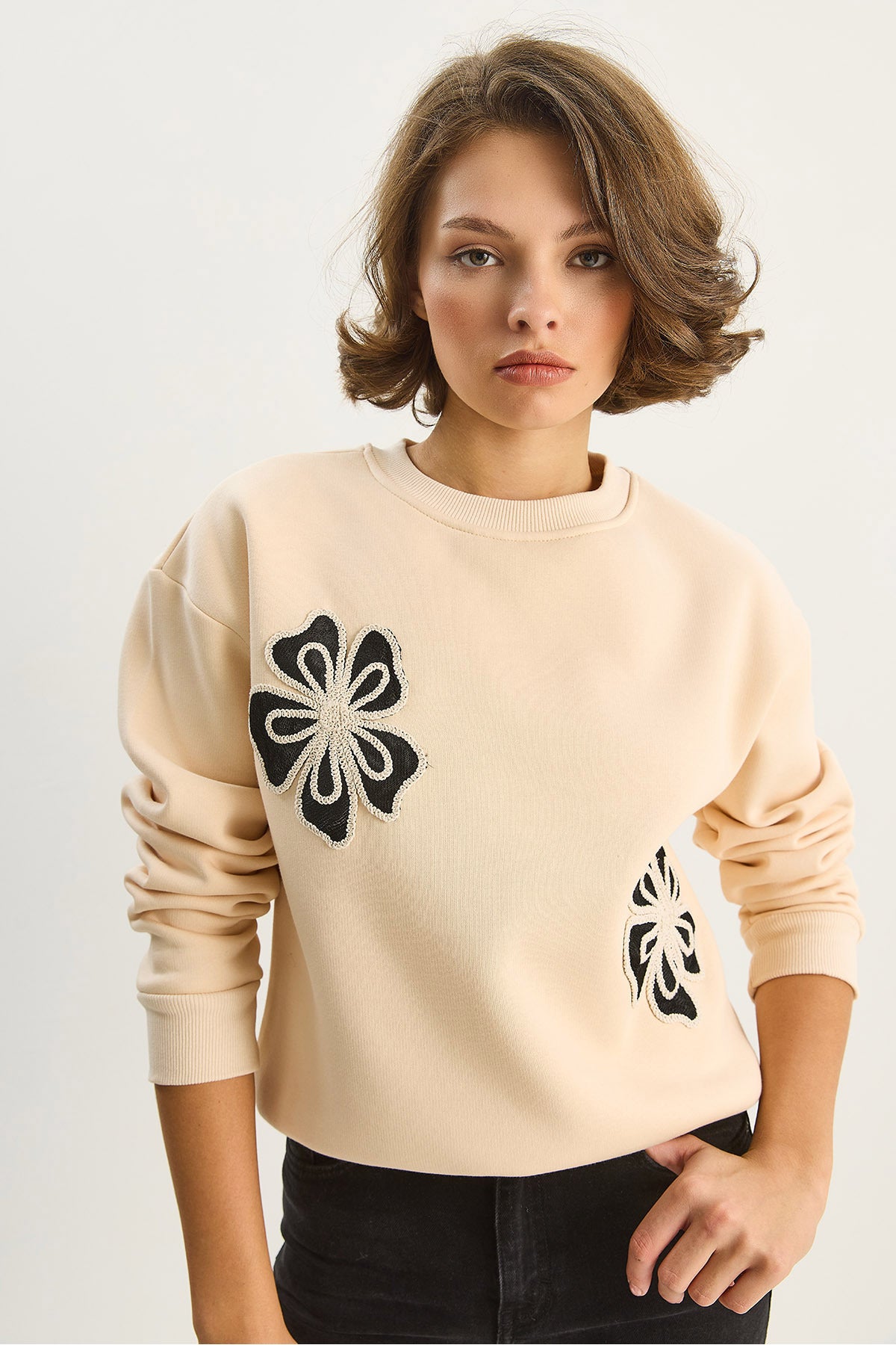 Women's Crew Neck Floral Embroidered Three Thread Raised Sweatshirt 60601045