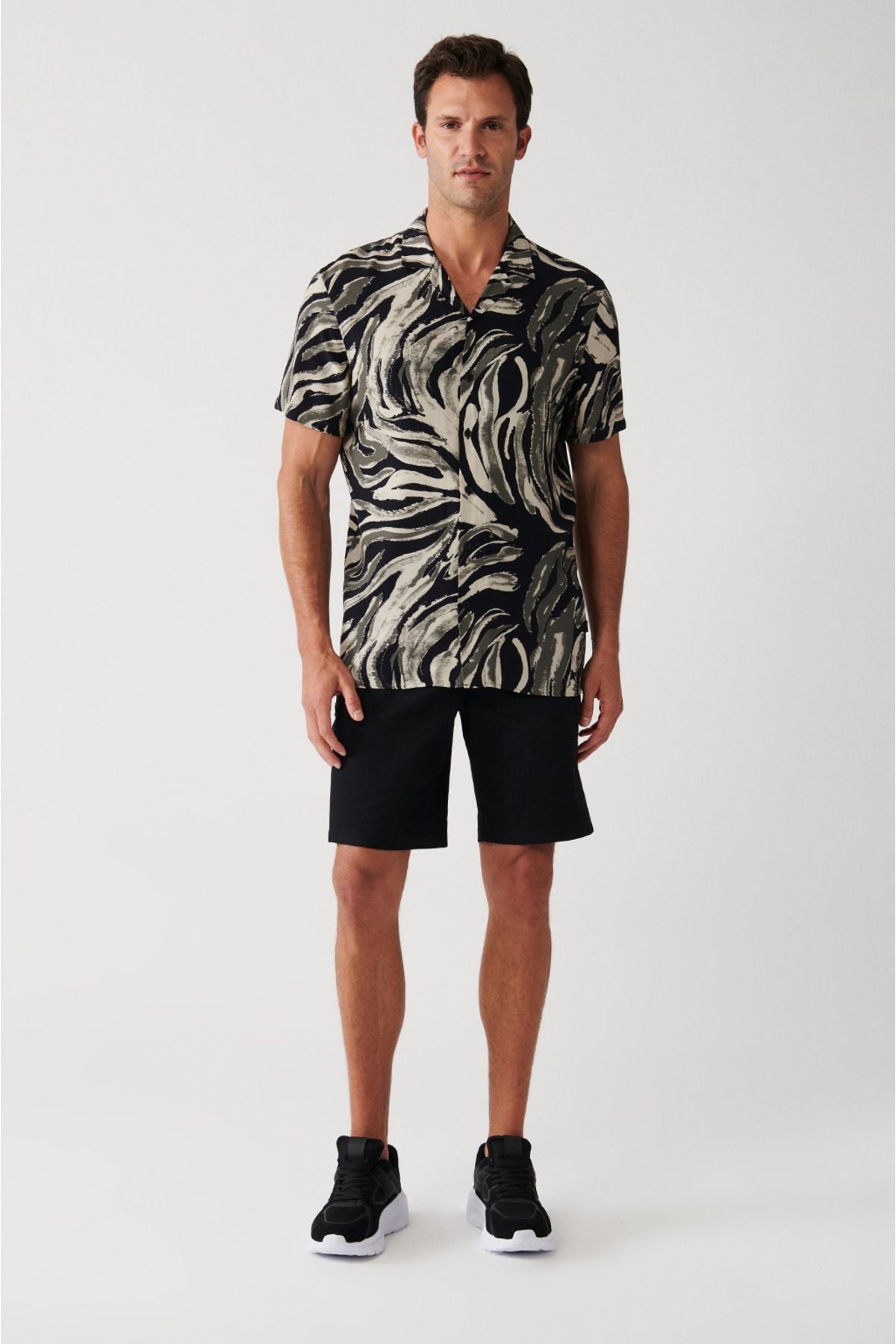 Men's black viscose Cuba collar leopard patterned short sleeve shirt A31y2195