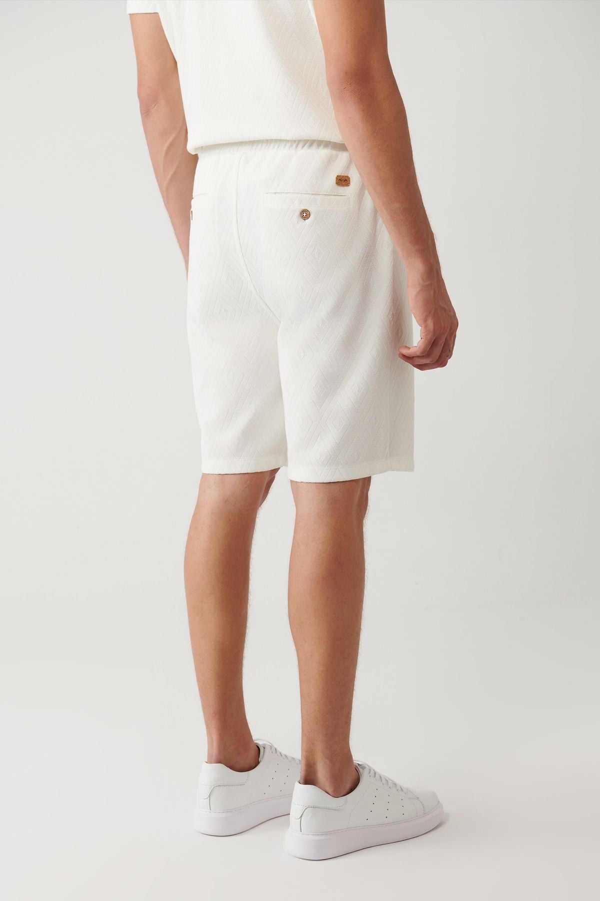 Men's white side with baklava motifs with jacquard shorts A41y3640
