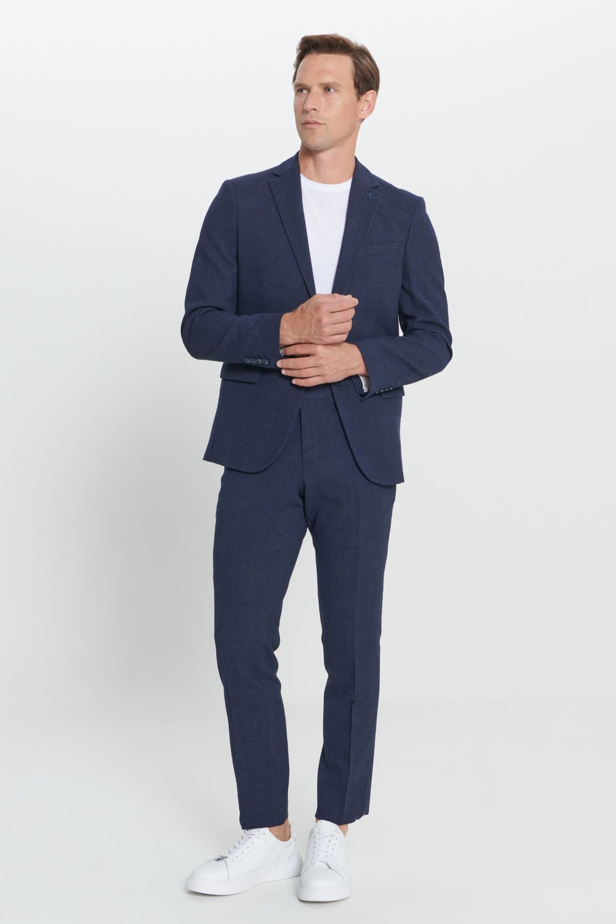 Men's navy blue slim fit narrow cut Mono collar wafer patterned woolen suits
