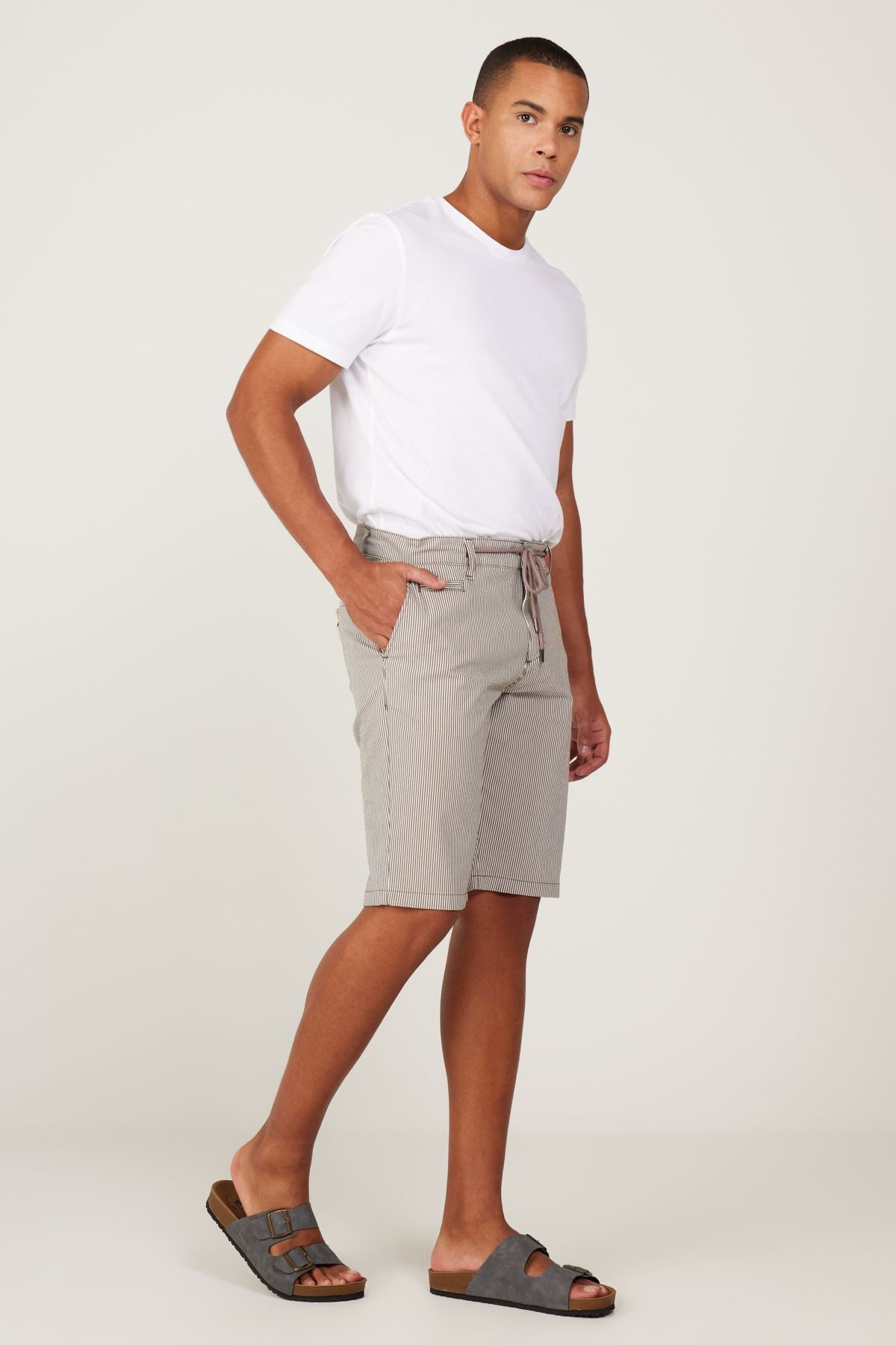 Slim fit narrow cut side pocket tied -up travel shorts