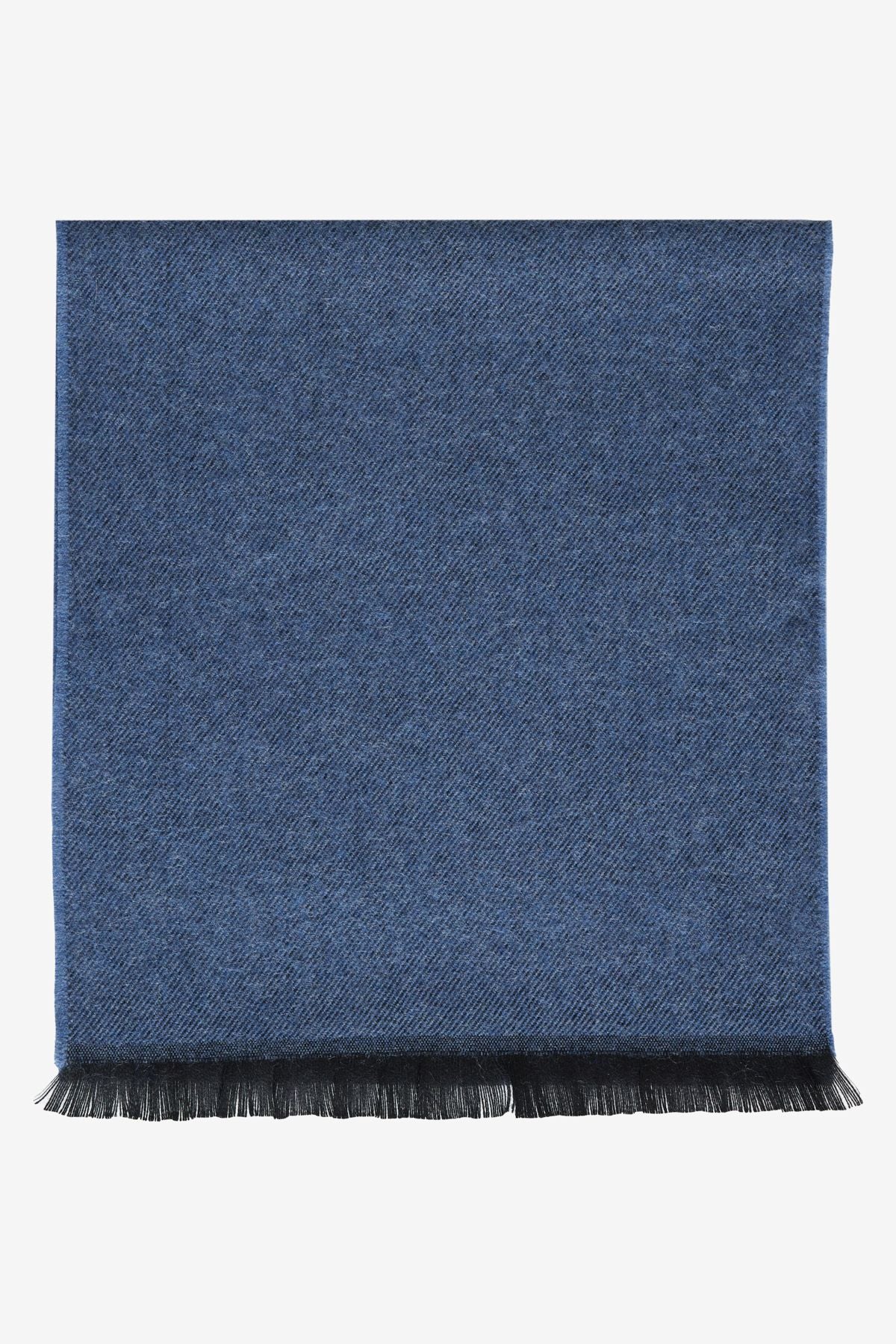 Men's indigo holding knitwear