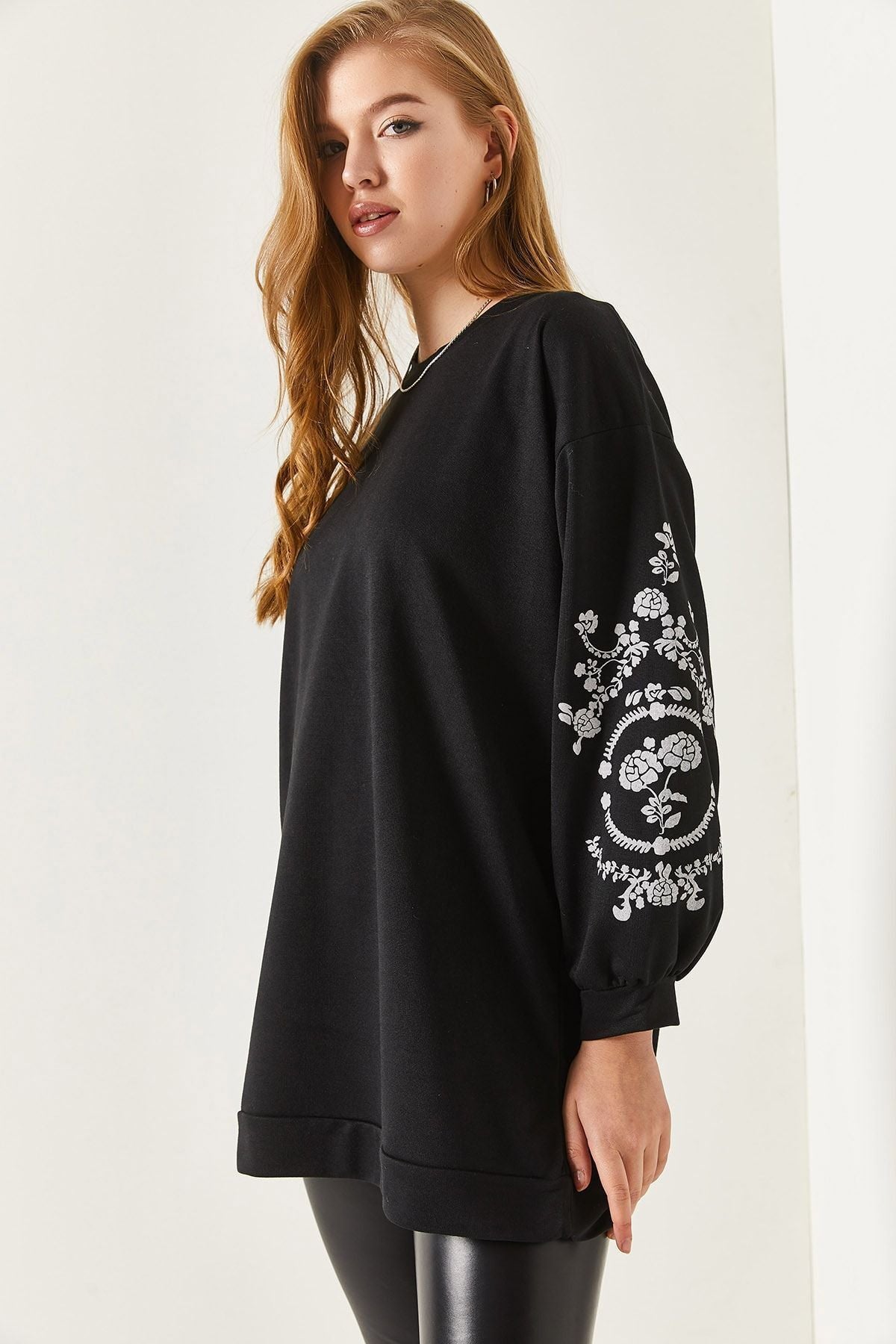 Woman Black round collar arm embossed tunic