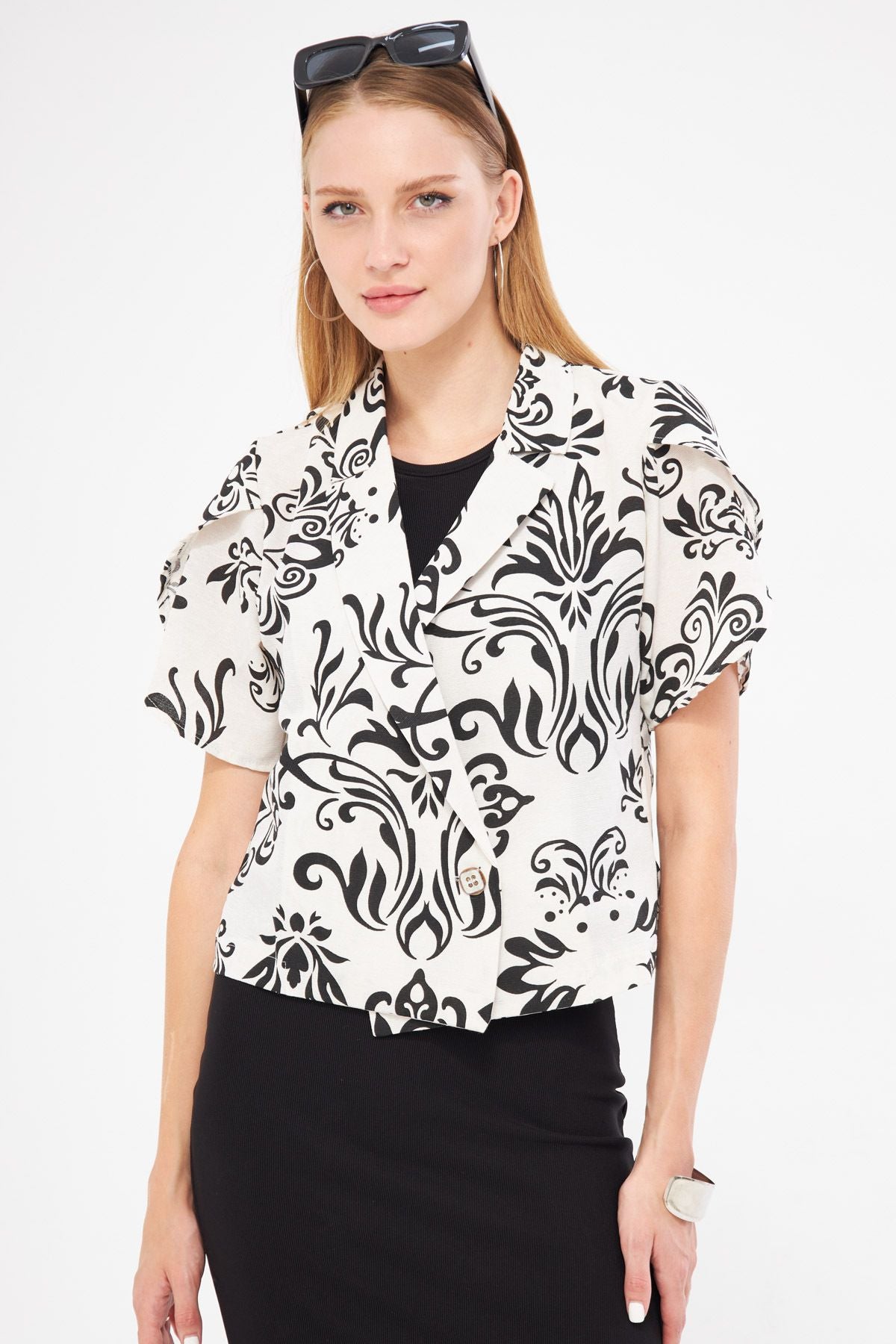 Female black linen-looking patterned arm slit and short sleeve jacket ARM-24Y001095