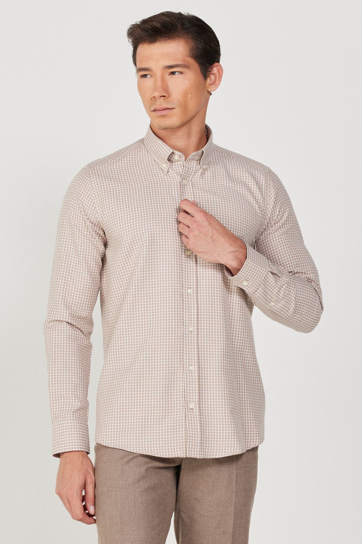 Men's beige-white slim fit narrow cut buttoned collar cotton checkered shirt