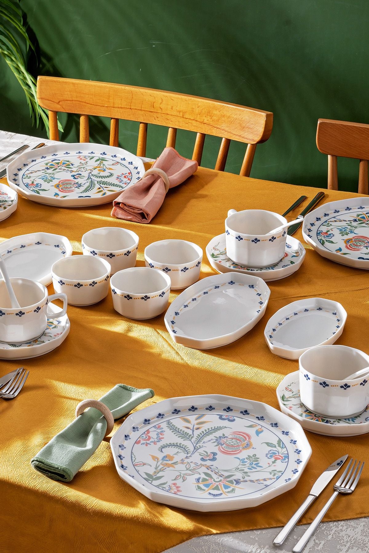 Bien Porcelain 32 Piece 6 Person Breakfast Set