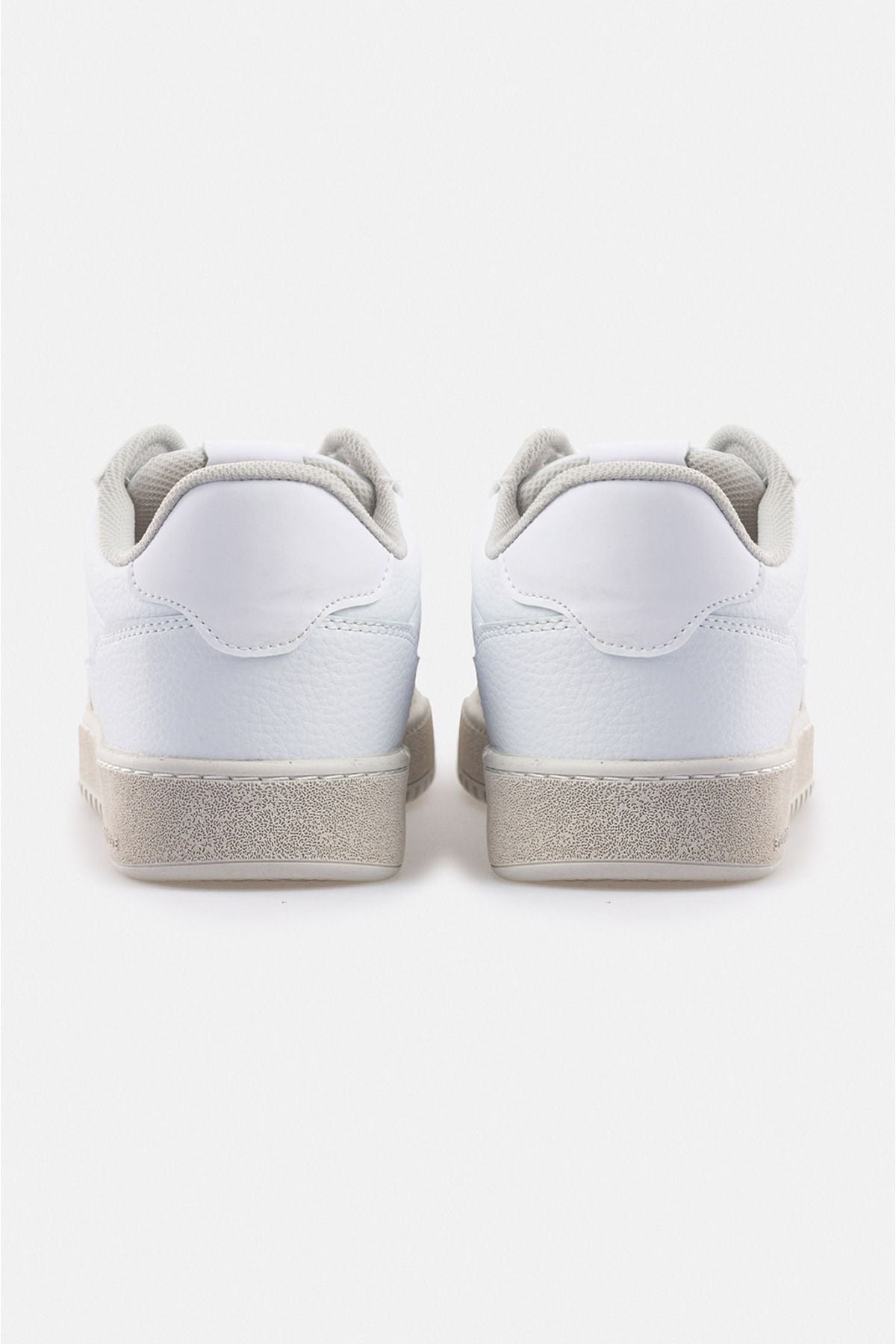 Men's white piece flexible floor sneaker shoes A31y8025