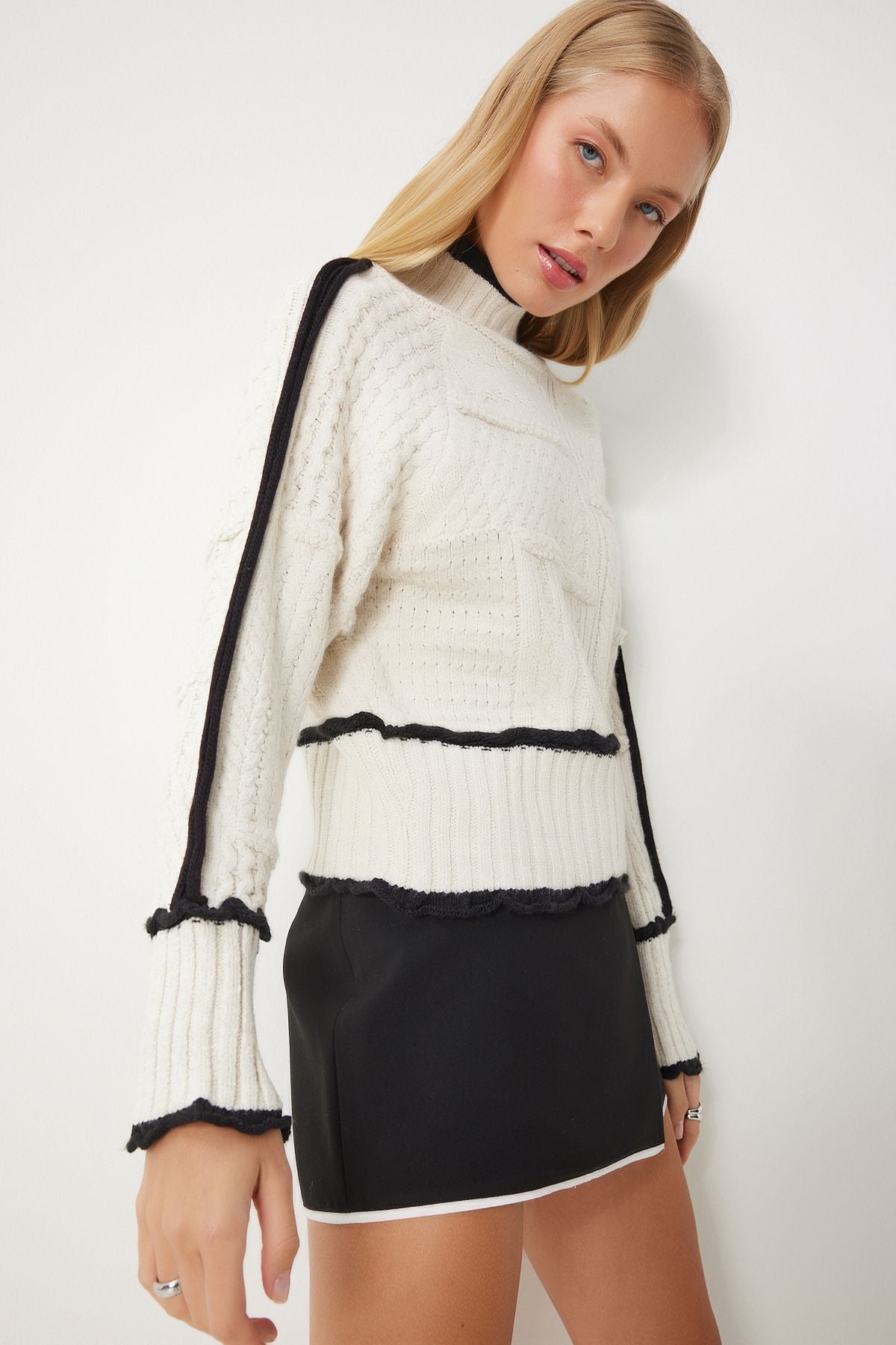 Female Bone Black Contrast Color Detailed Table Knitwear KL00009