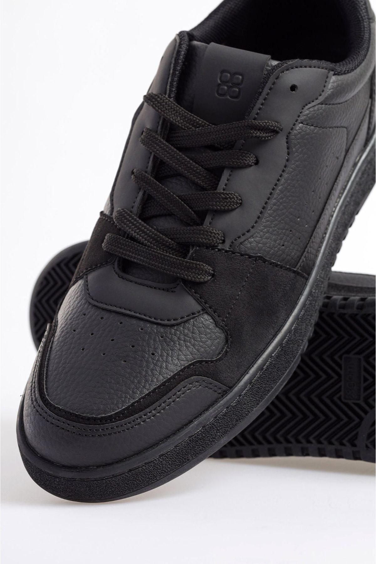 Men's black -piece flexible floor sneaker shoes A31y8025